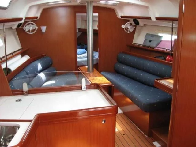 Oceanis 323 (Lily) Interior image - 4
