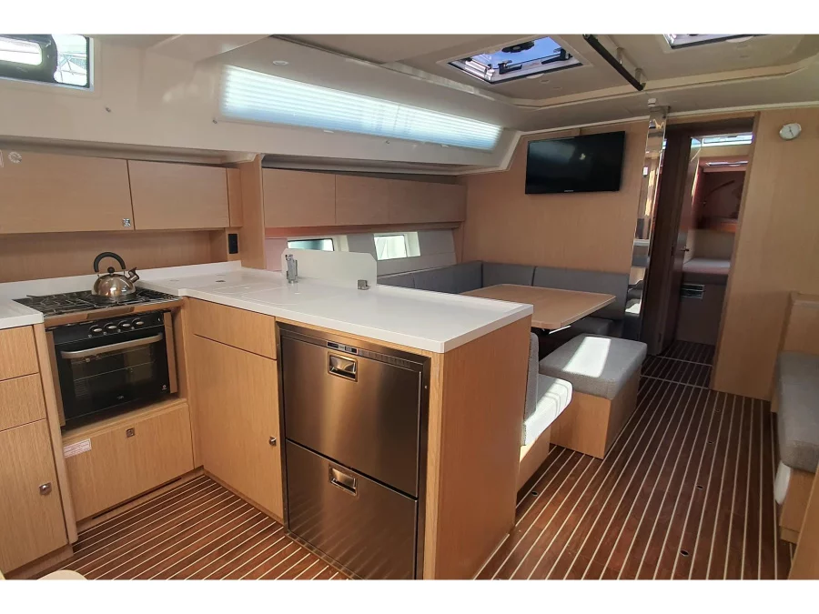 Bavaria C45 (Whisper) Interior image - 10