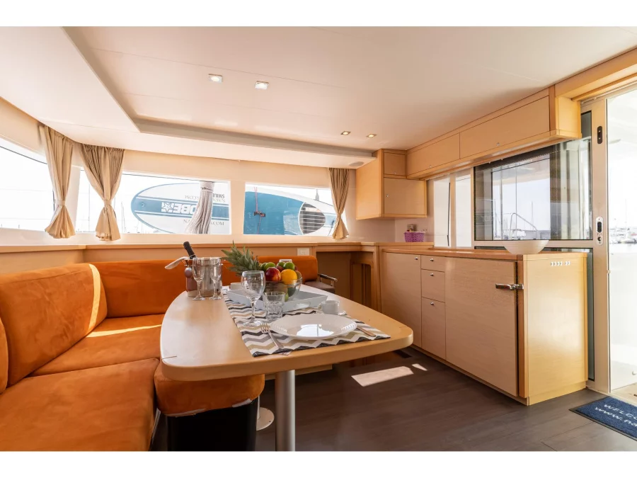 Lagoon 450 (2016) equipped with generator, A/C (sa (SMILE I) Interior image - 3