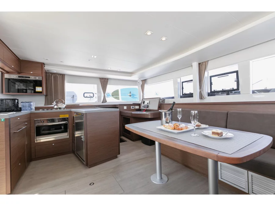 Lagoon 450 F (2019) equipped with generator, A/C ( (WIDE DREAM) Interior image - 19