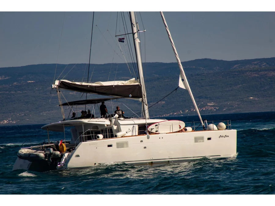 Lagoon 450 F (2018) equipped with generator, A/C ( (MALA MARE) Main image - 0