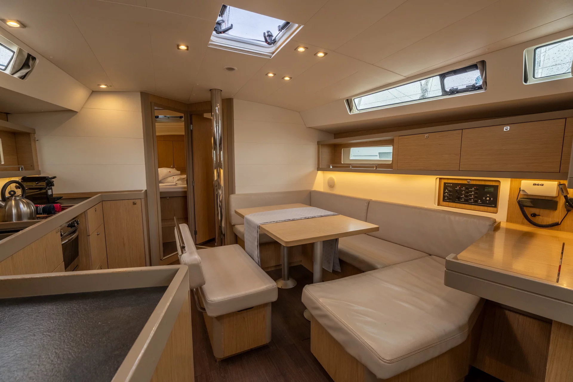Oceanis 45 (Asteria - Standard line) Dinette - 2