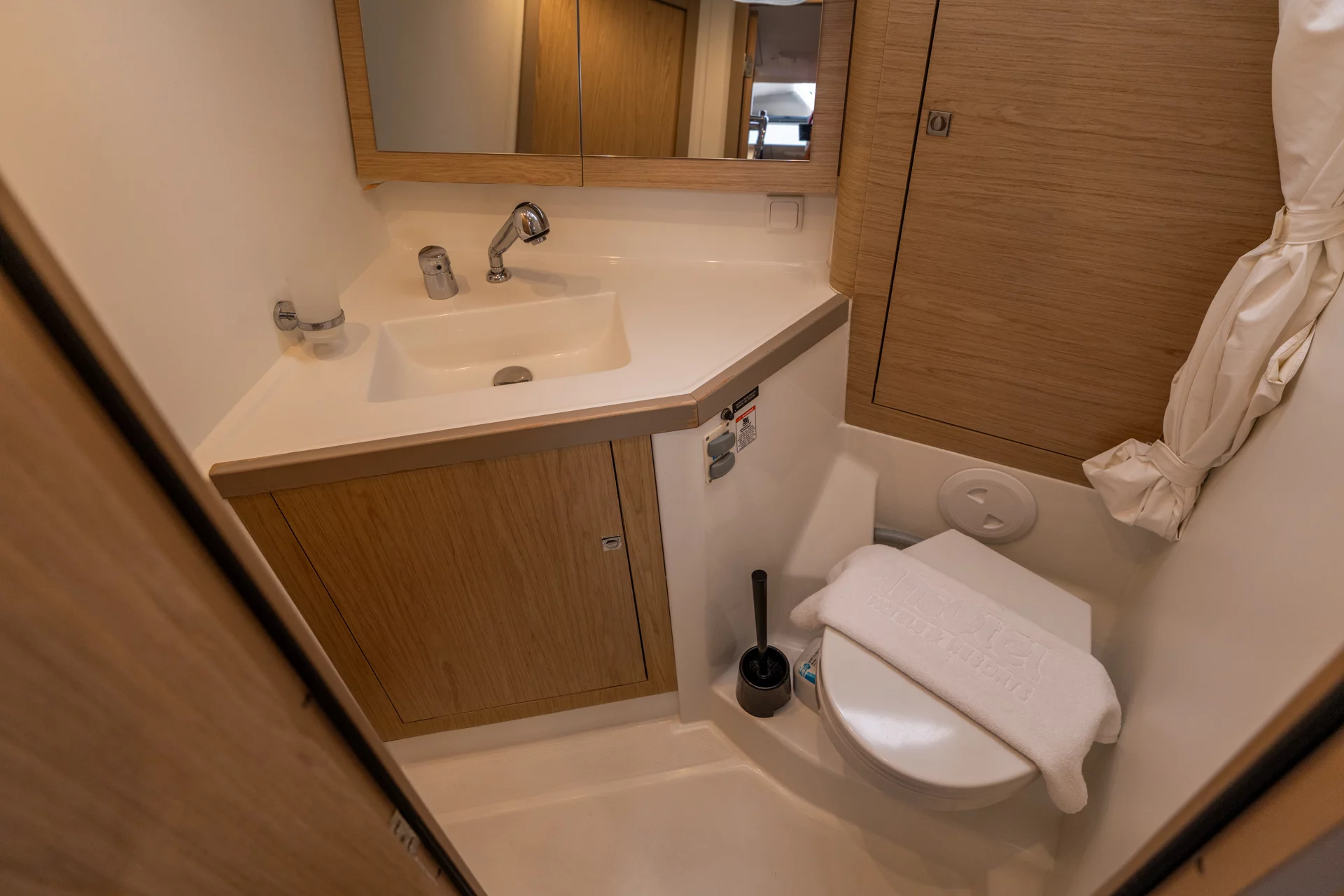 Oceanis 45 (Asteria - Standard line) Toilet - 24