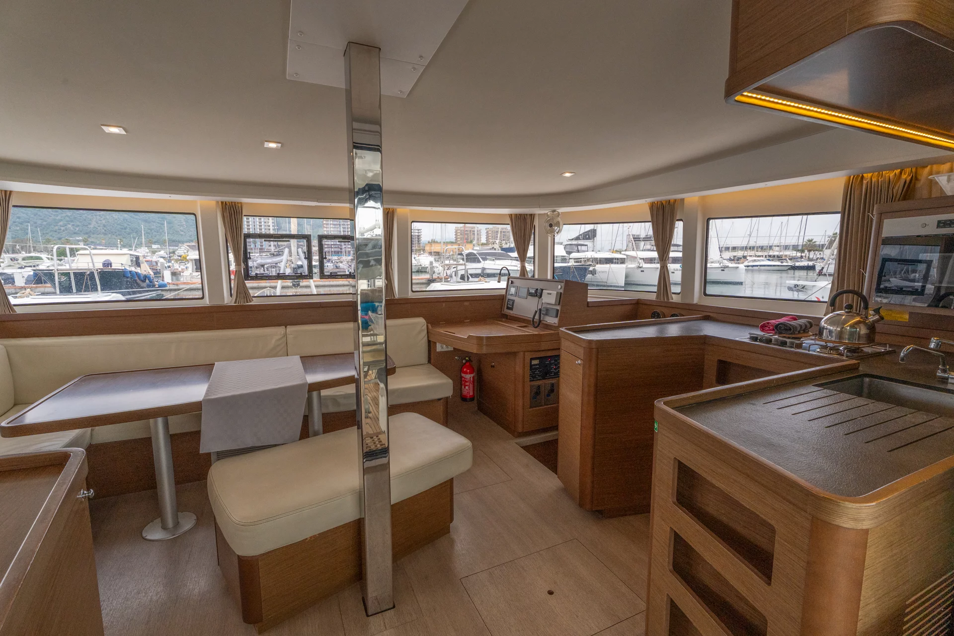 Lagoon 42 (Cappero - Standard line) Dinette - 7