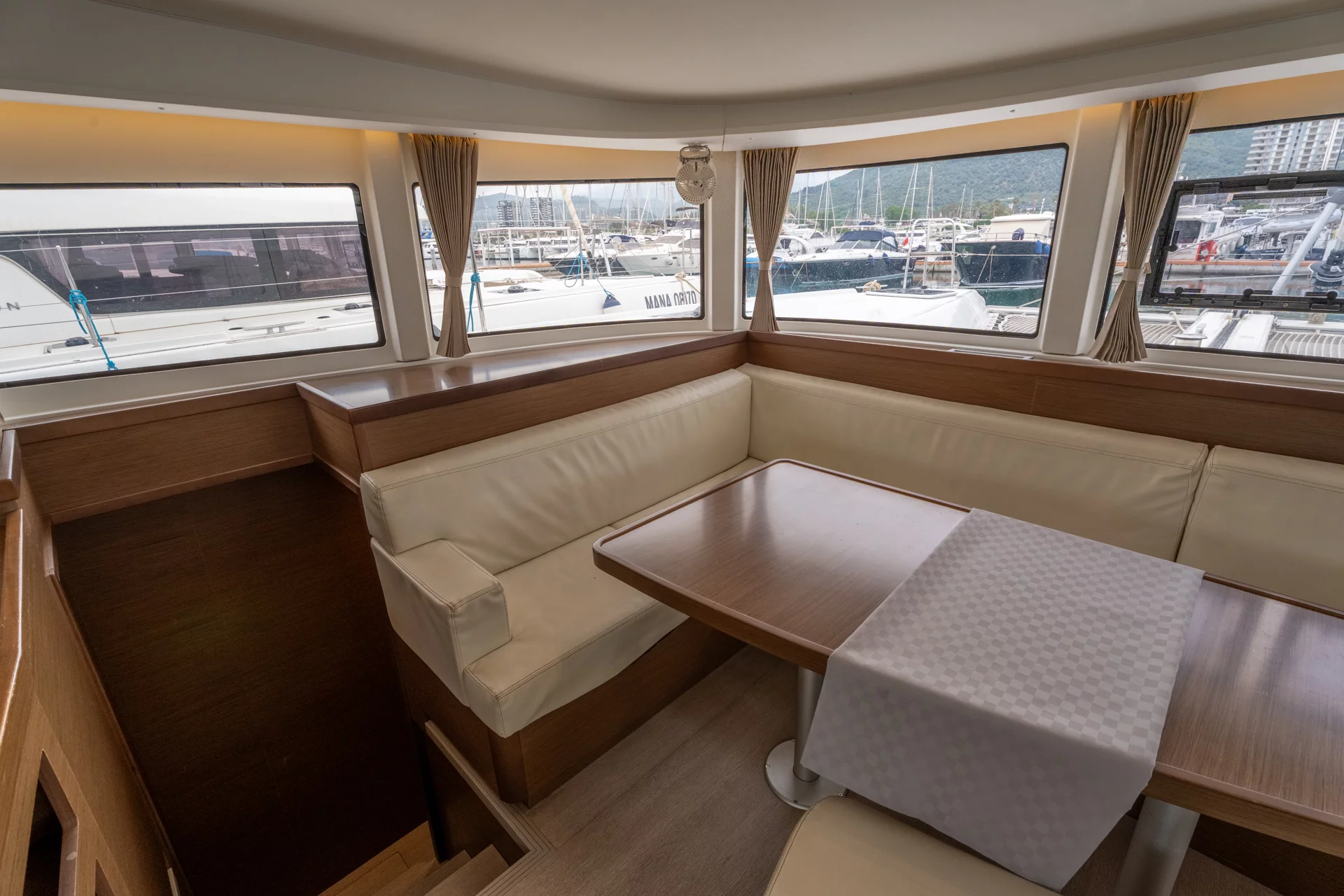 Lagoon 42 (Cappero - Standard line) Dinette - 15