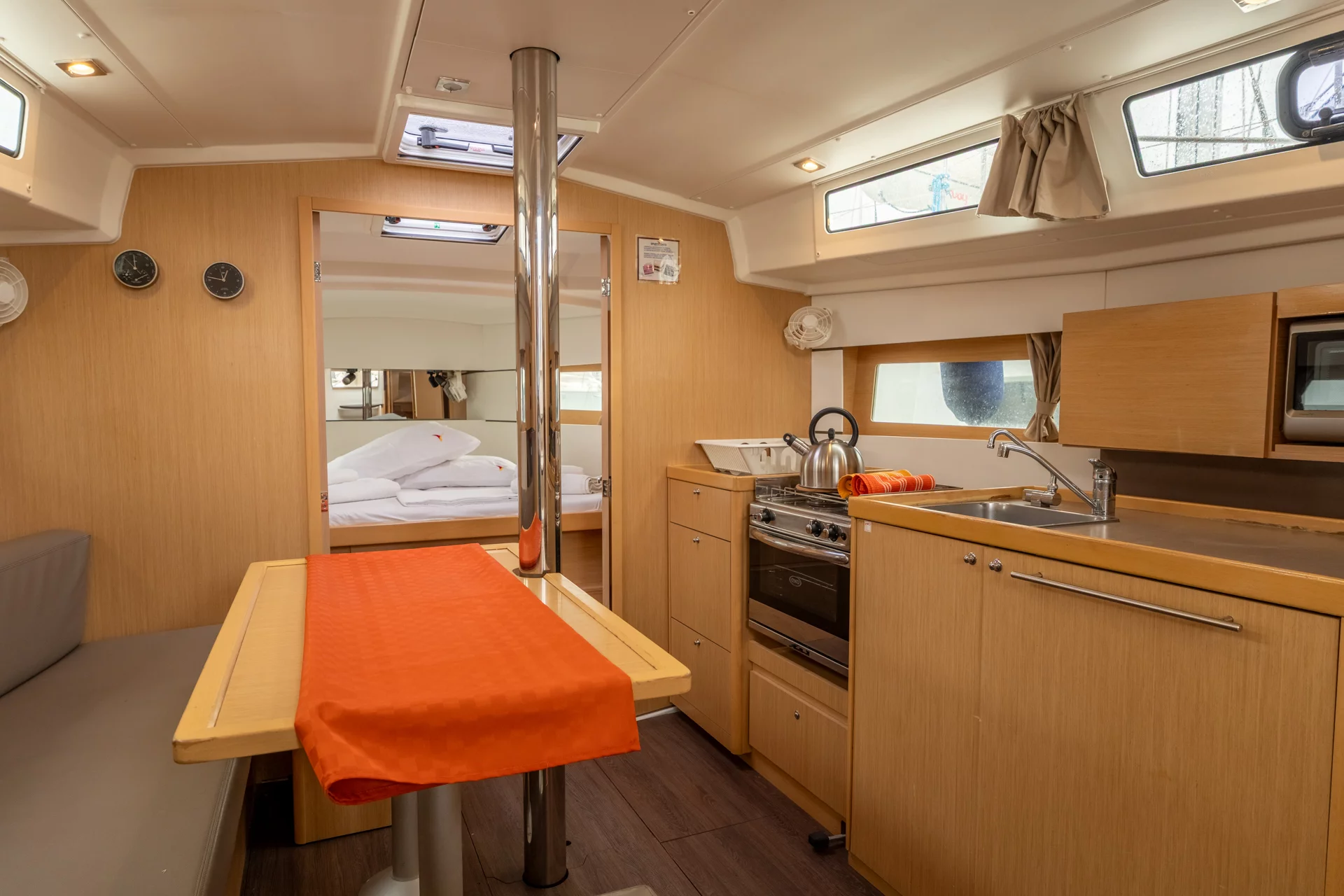 Oceanis 38.1 (Era - Standard line) Dinette - 13