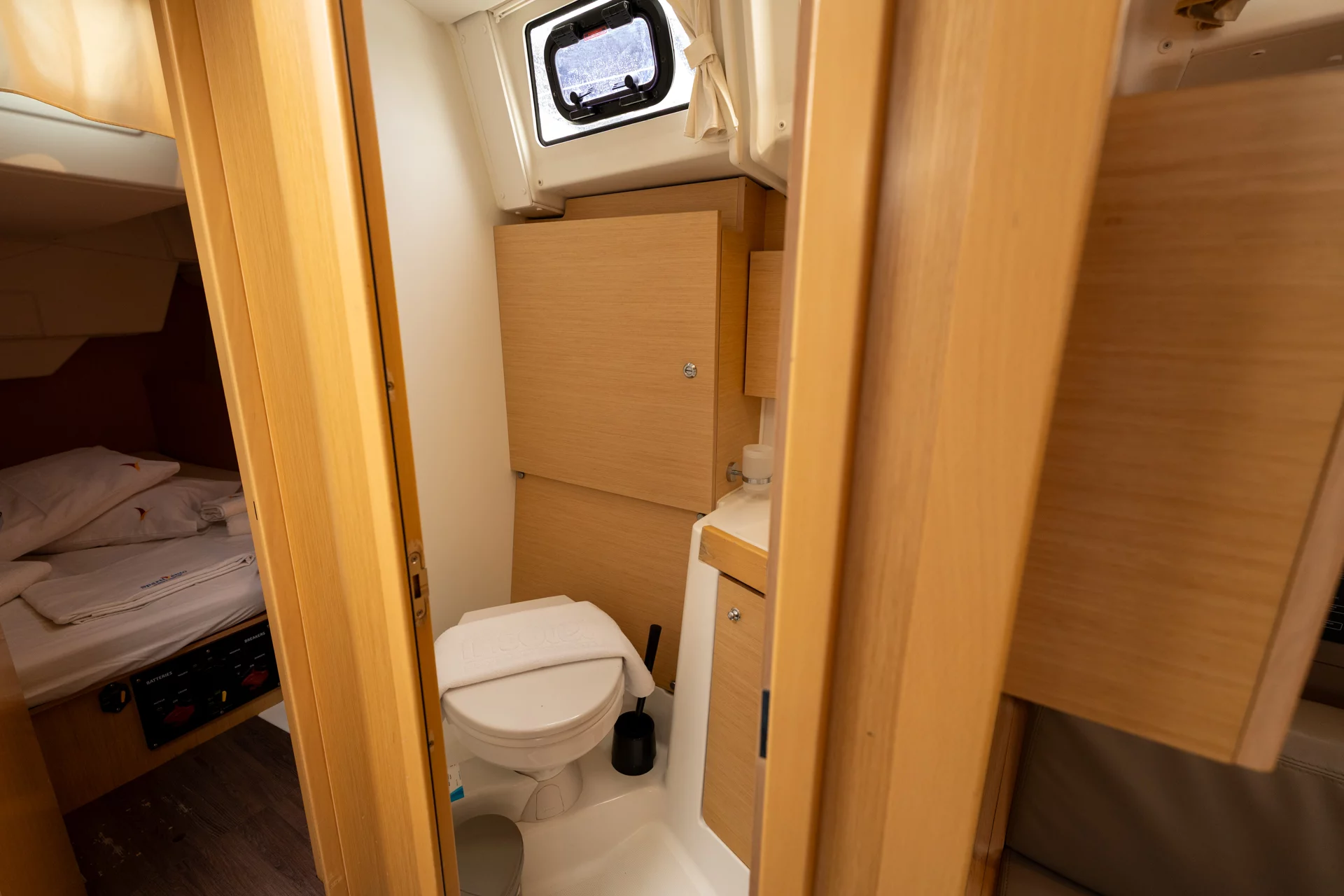 Oceanis 38.1 (Era - Standard line) Toilet - 2