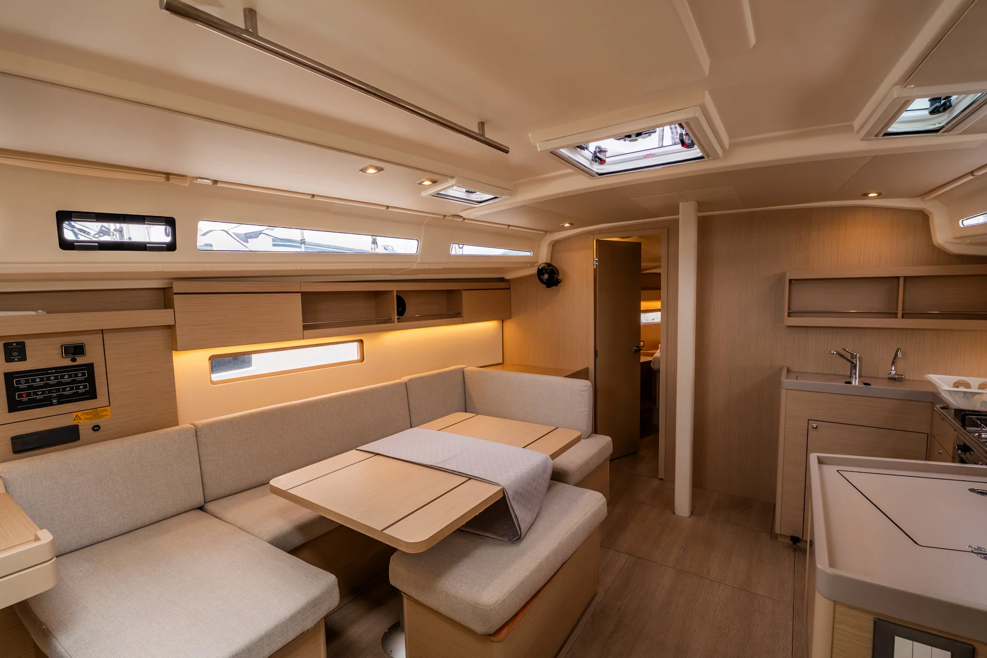Oceanis 40.1 (Lyra - Comfort line) Dinette - 3