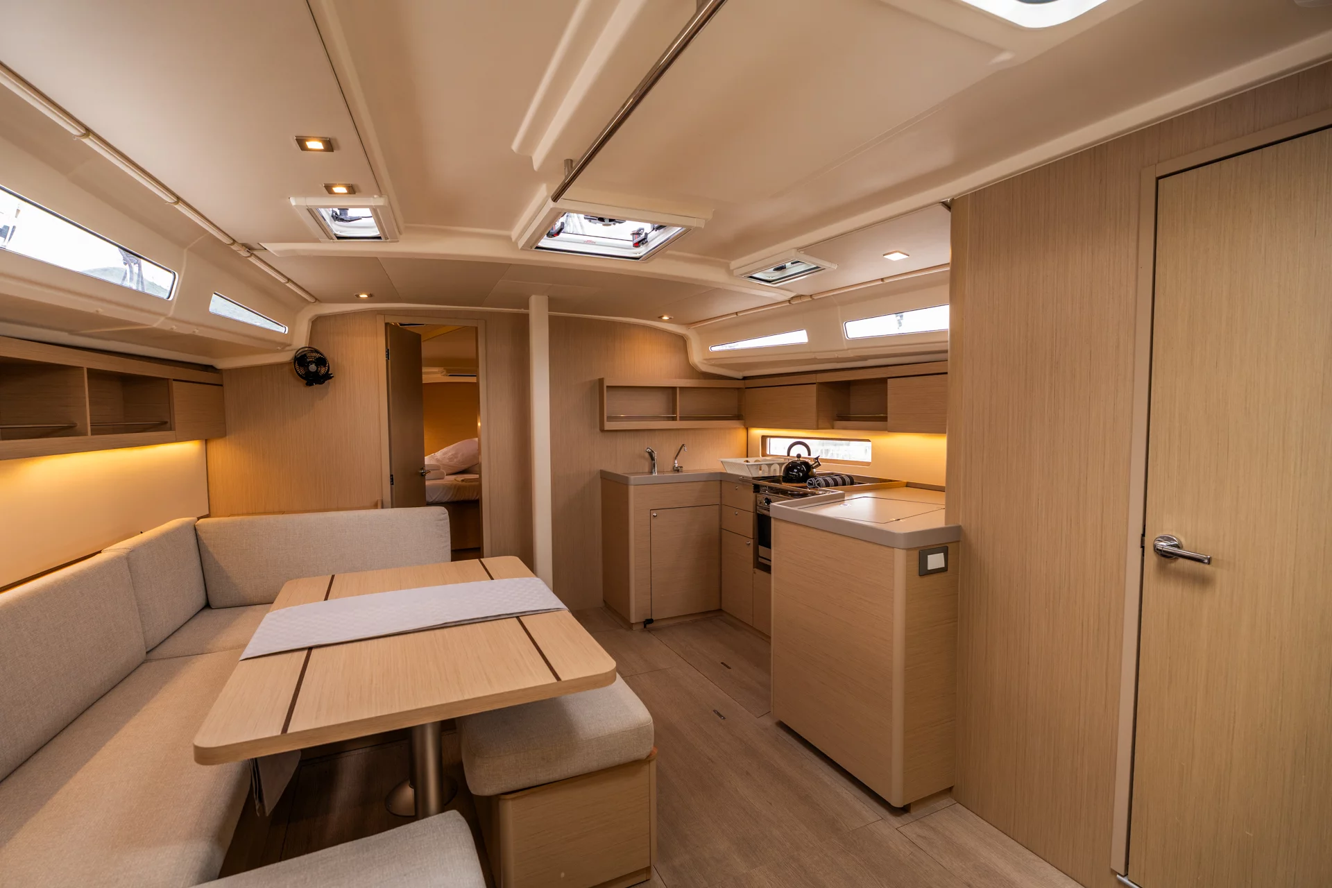 Oceanis 40.1 (Lyra - Comfort line) Dinette - 12