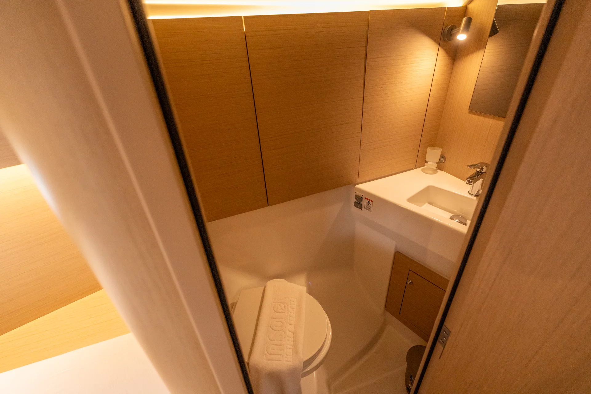 Oceanis 40.1 (Lyra - Comfort line) Toilet - 5