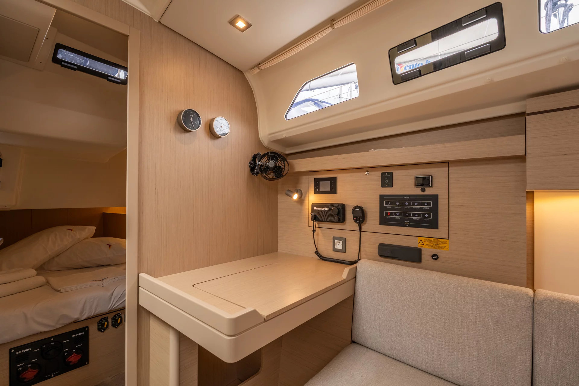 Oceanis 40.1 (Lyra - Comfort line) Dinette - 16
