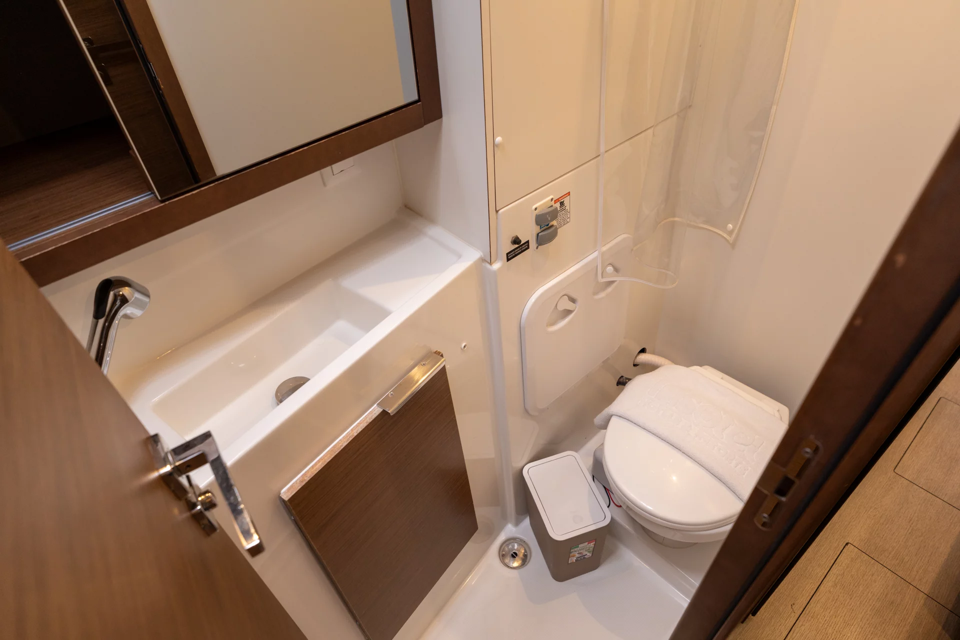 Lagoon 40 (Mascalzone Lametino - Standard line) Toilet - 19