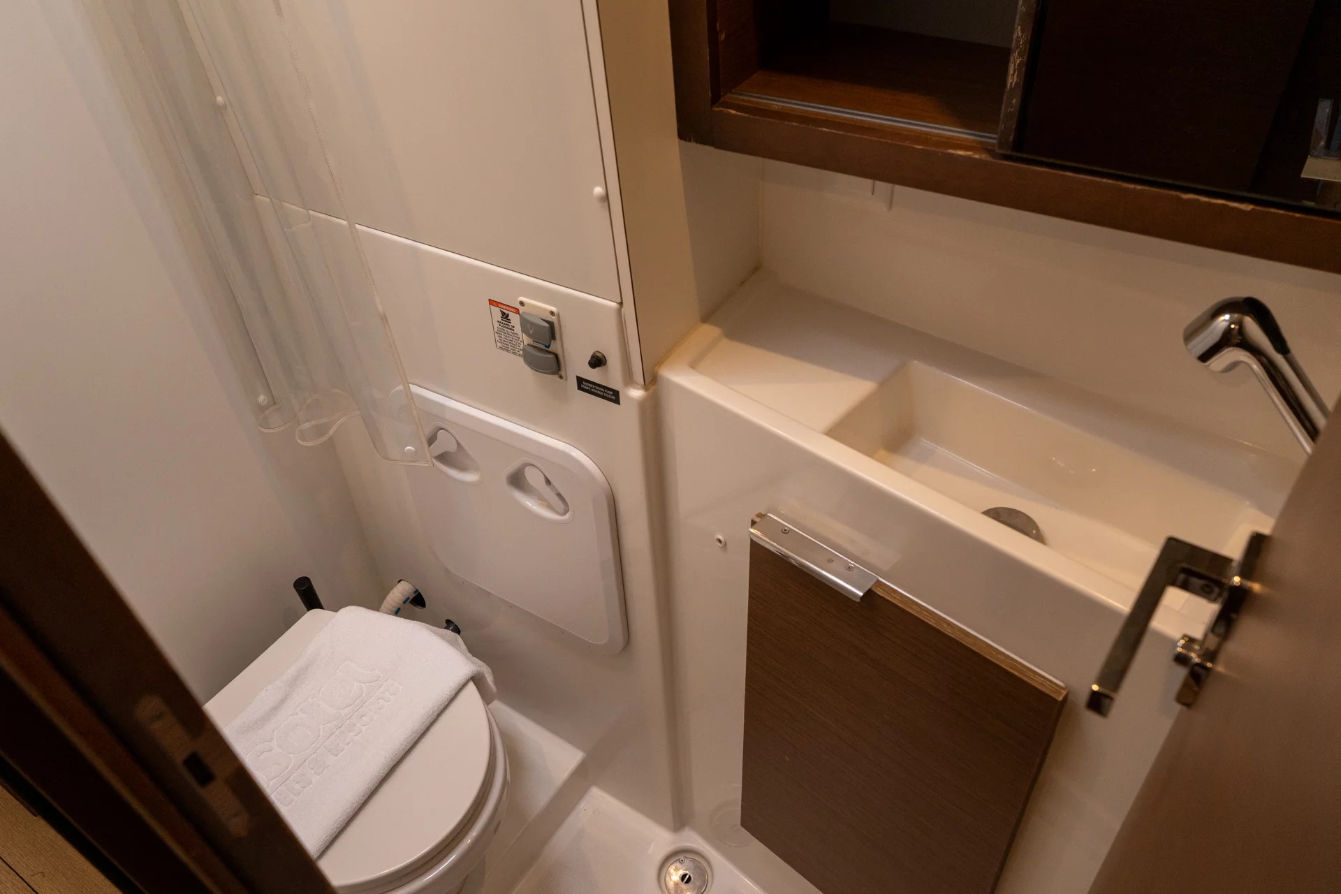 Lagoon 40 (Mascalzone Lametino - Standard line) Toilet - 2