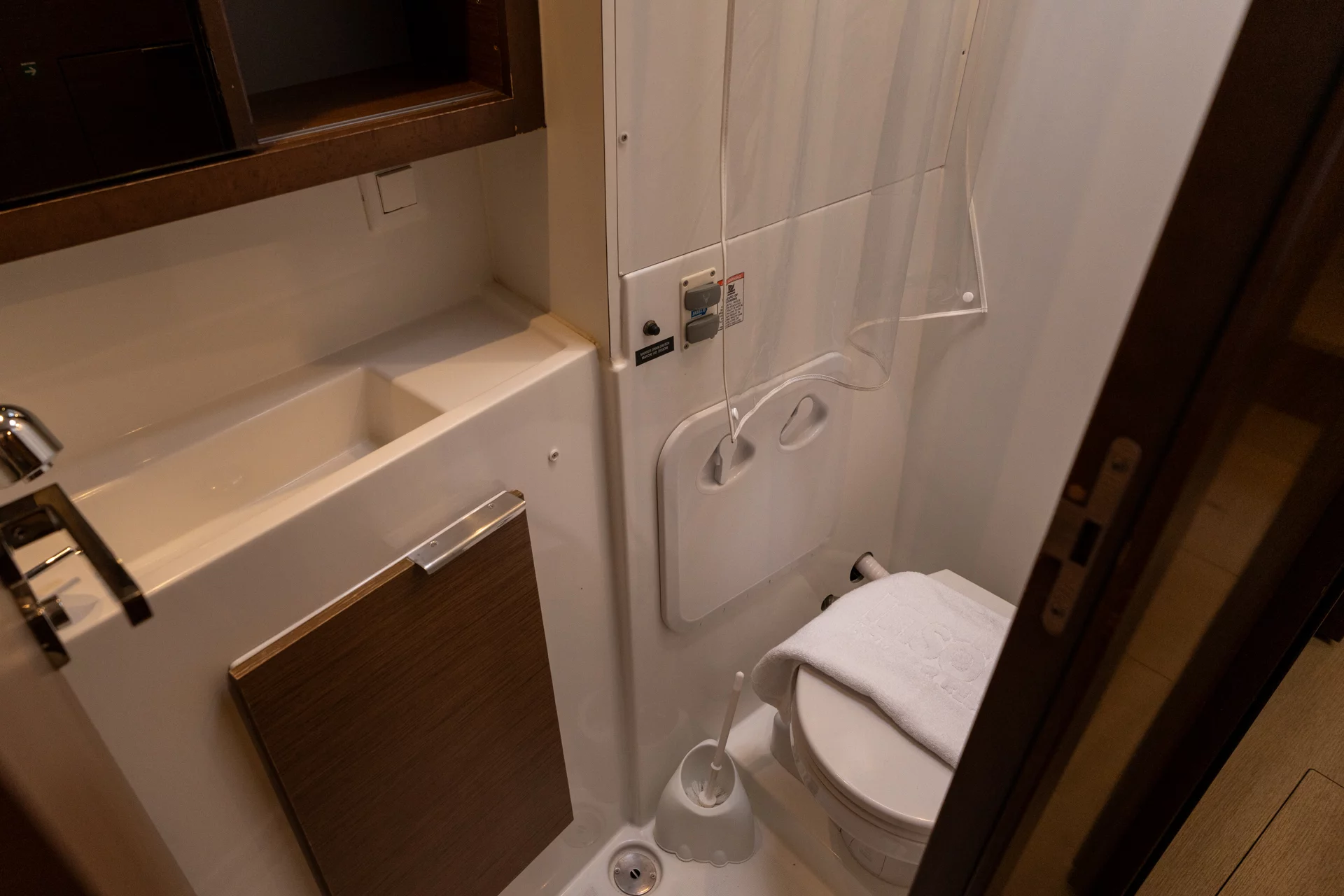 Lagoon 40 (Mascalzone Lametino - Standard line) Toilet - 11