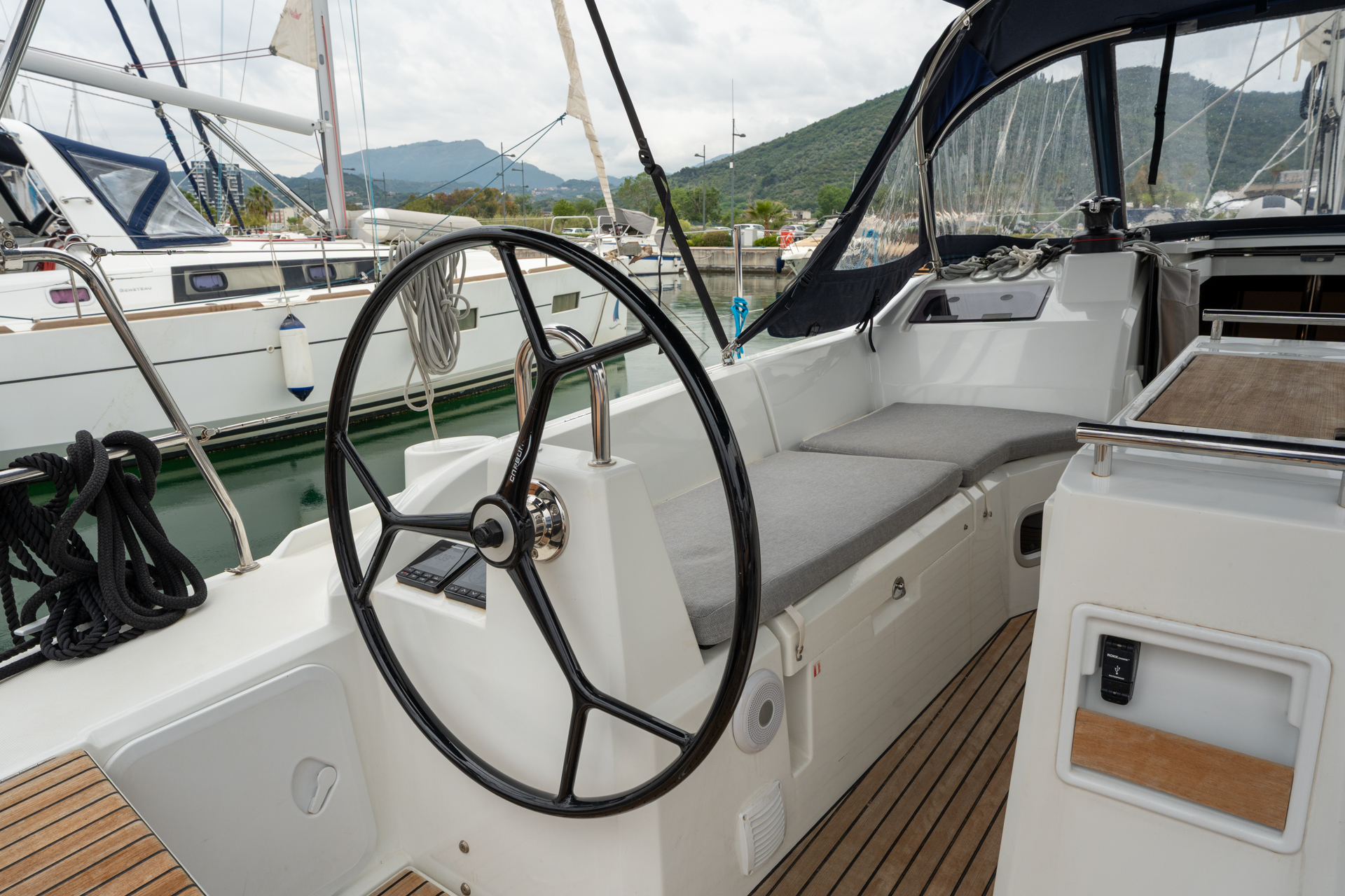 Photo #12 - Oceanis 34.1 (Pluto - Comfort line) en Salerno - 7842