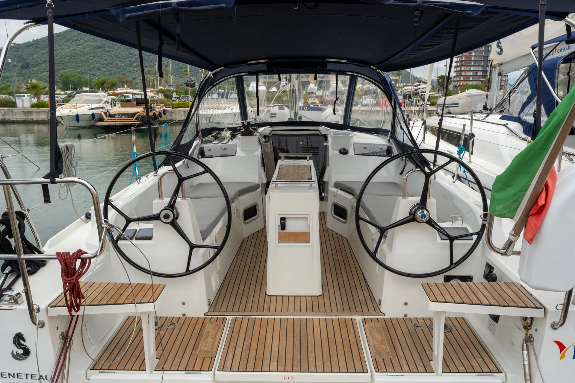 Oceanis 34.1 (Pluto - Comfort line) Cockpit - 2