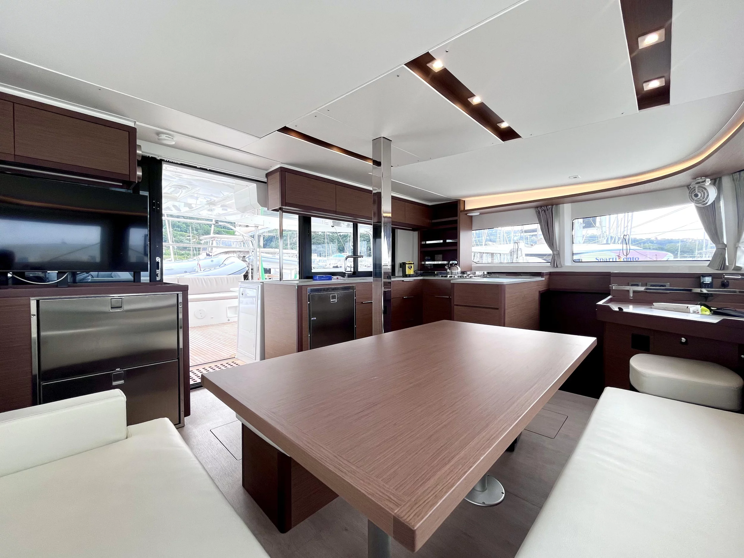 Lagoon 46 (Baraonda - Premium line) Dinette - 1