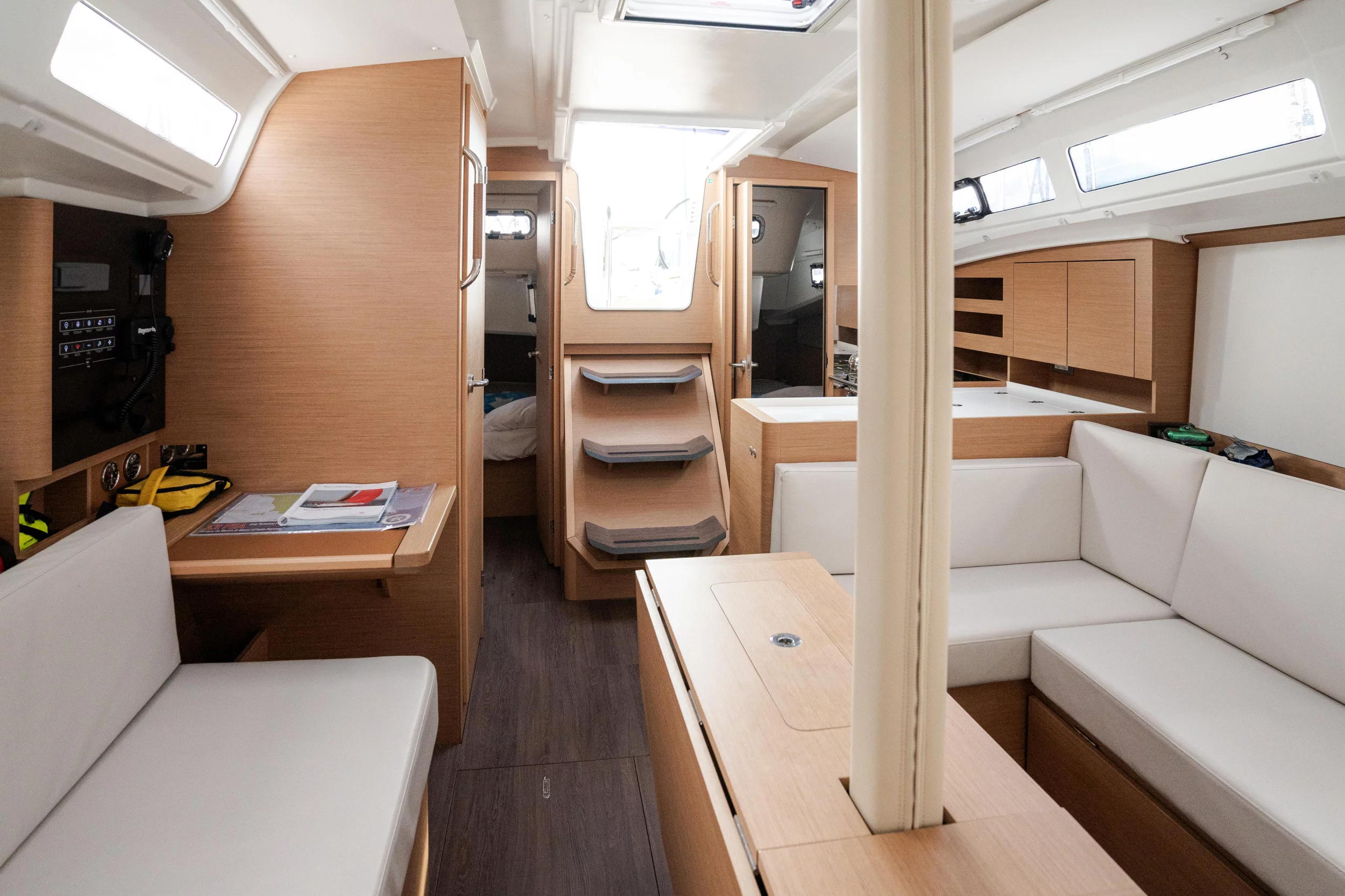 Sun Odyssey 380 (Phoenix - Comfort line) Dinette - 1