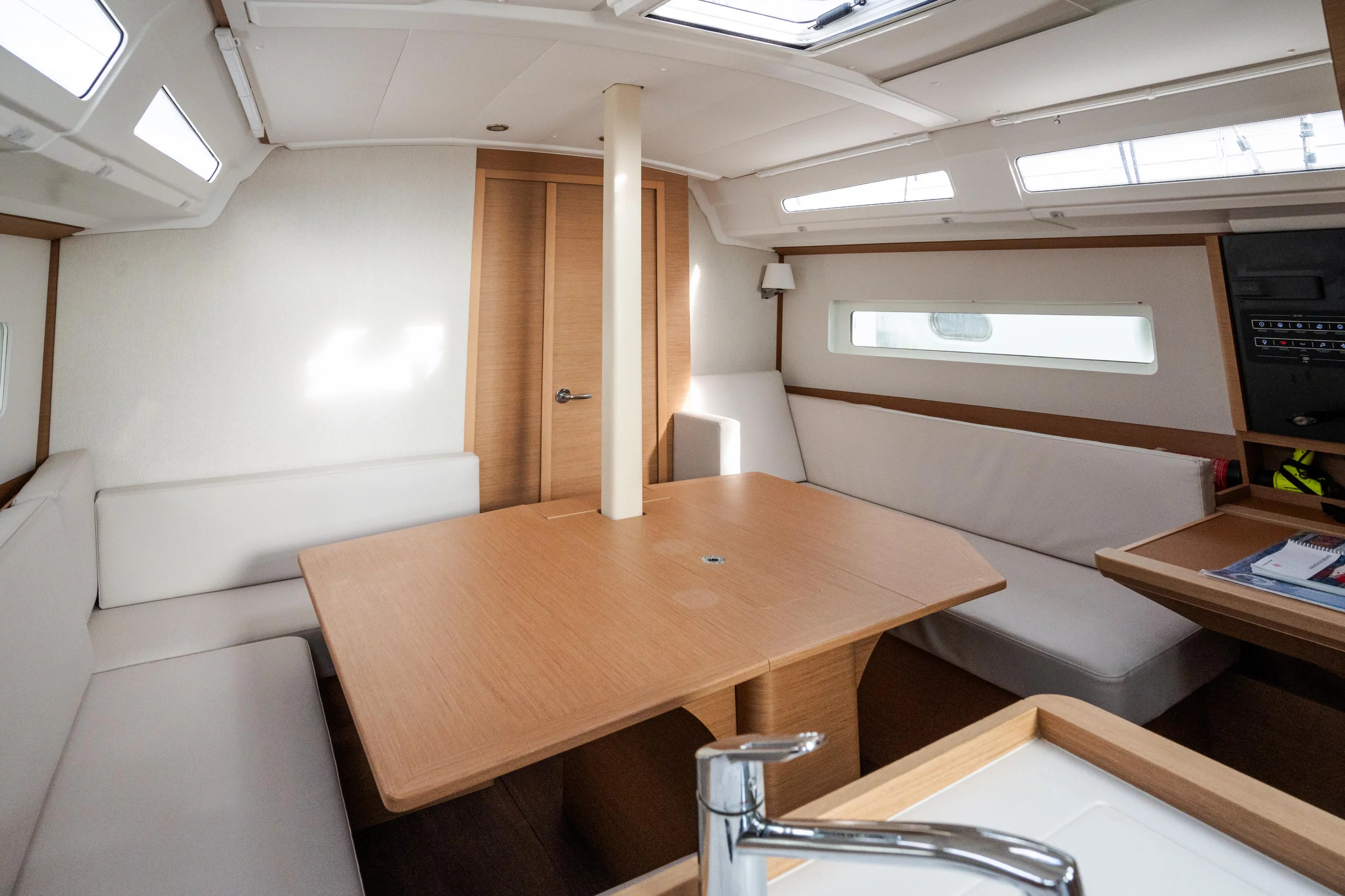 Sun Odyssey 380 (Phoenix - Comfort line) Dinette - 8