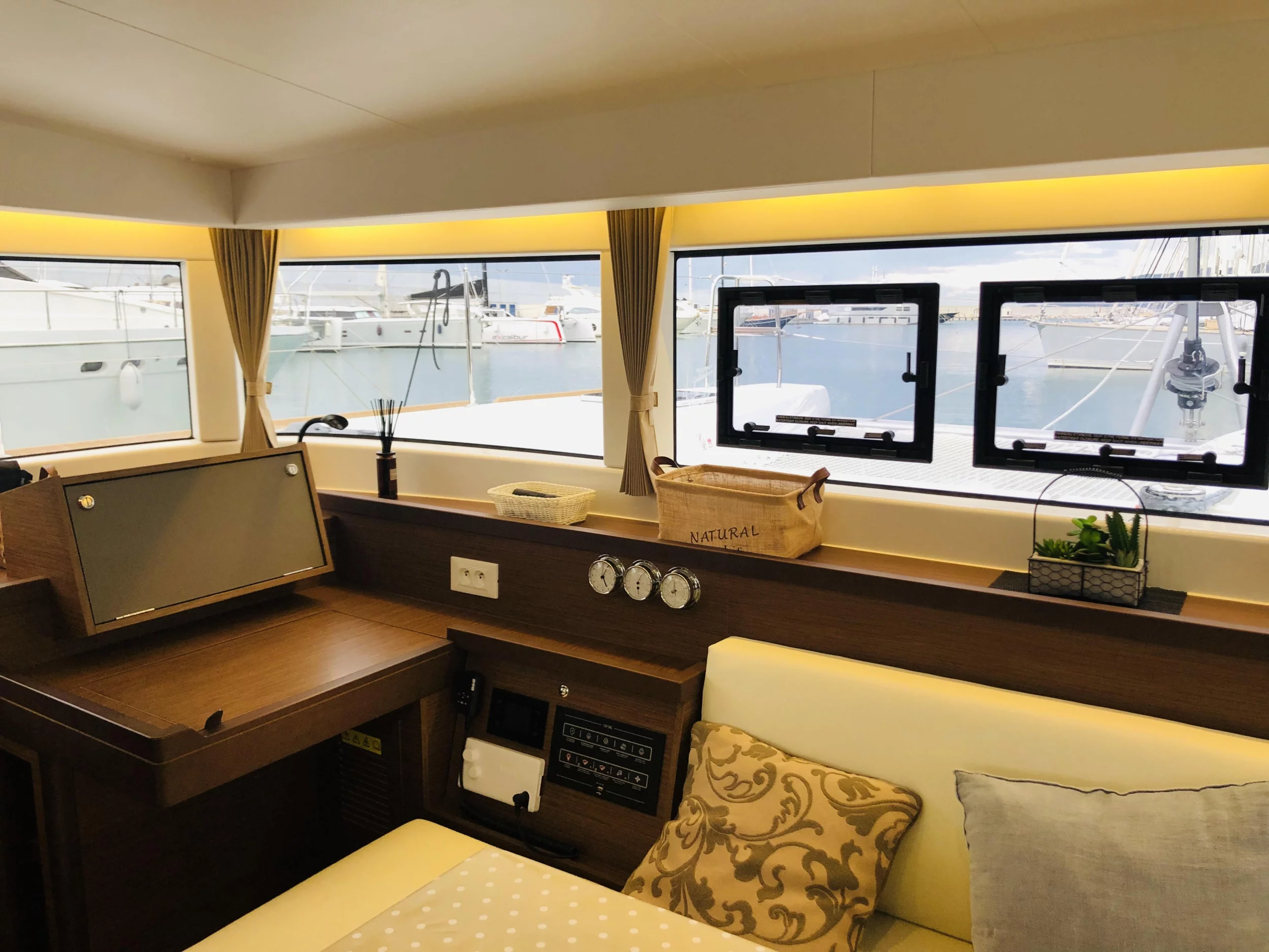 Lagoon 40 (Samana - Standard line) Dinette - 7