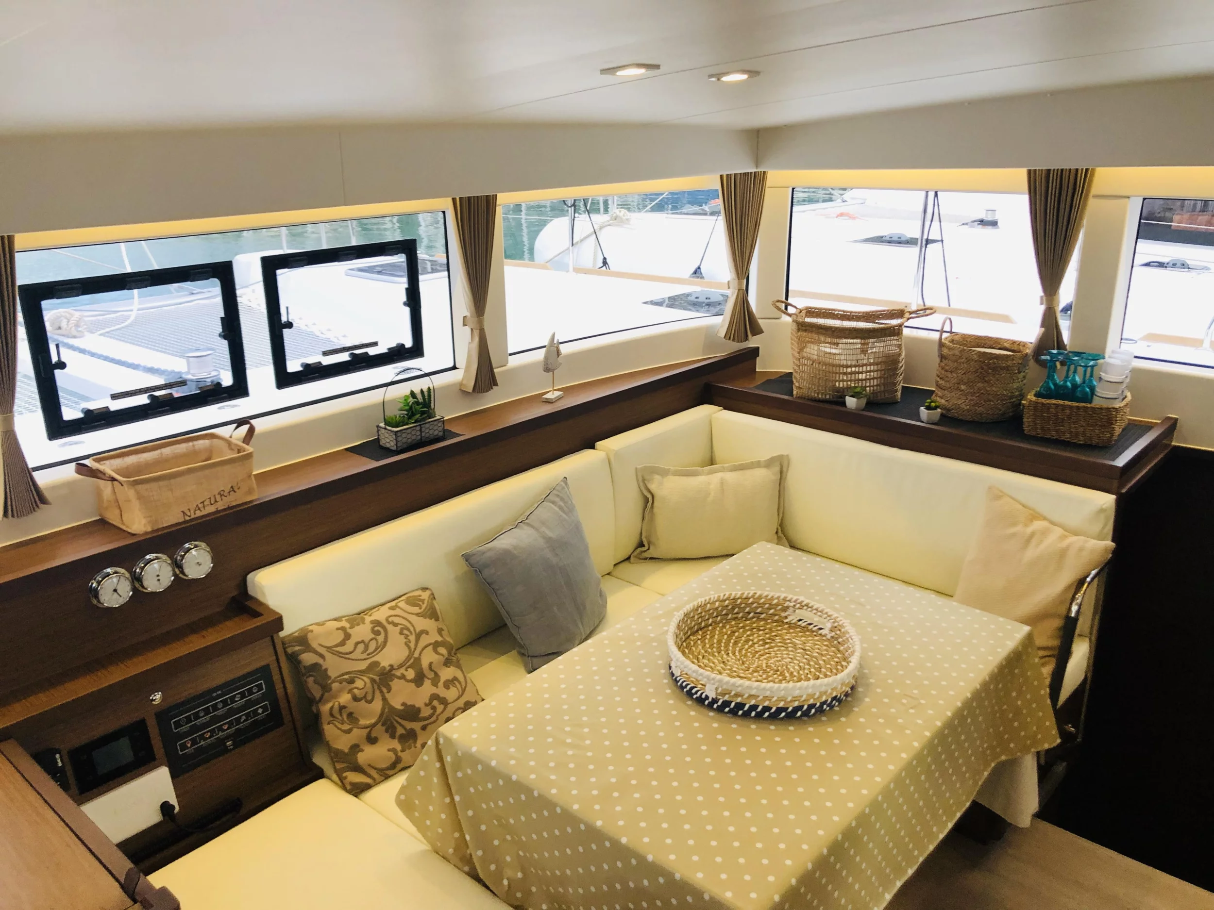 Lagoon 40 (Samana - Standard line) Dinette - 2
