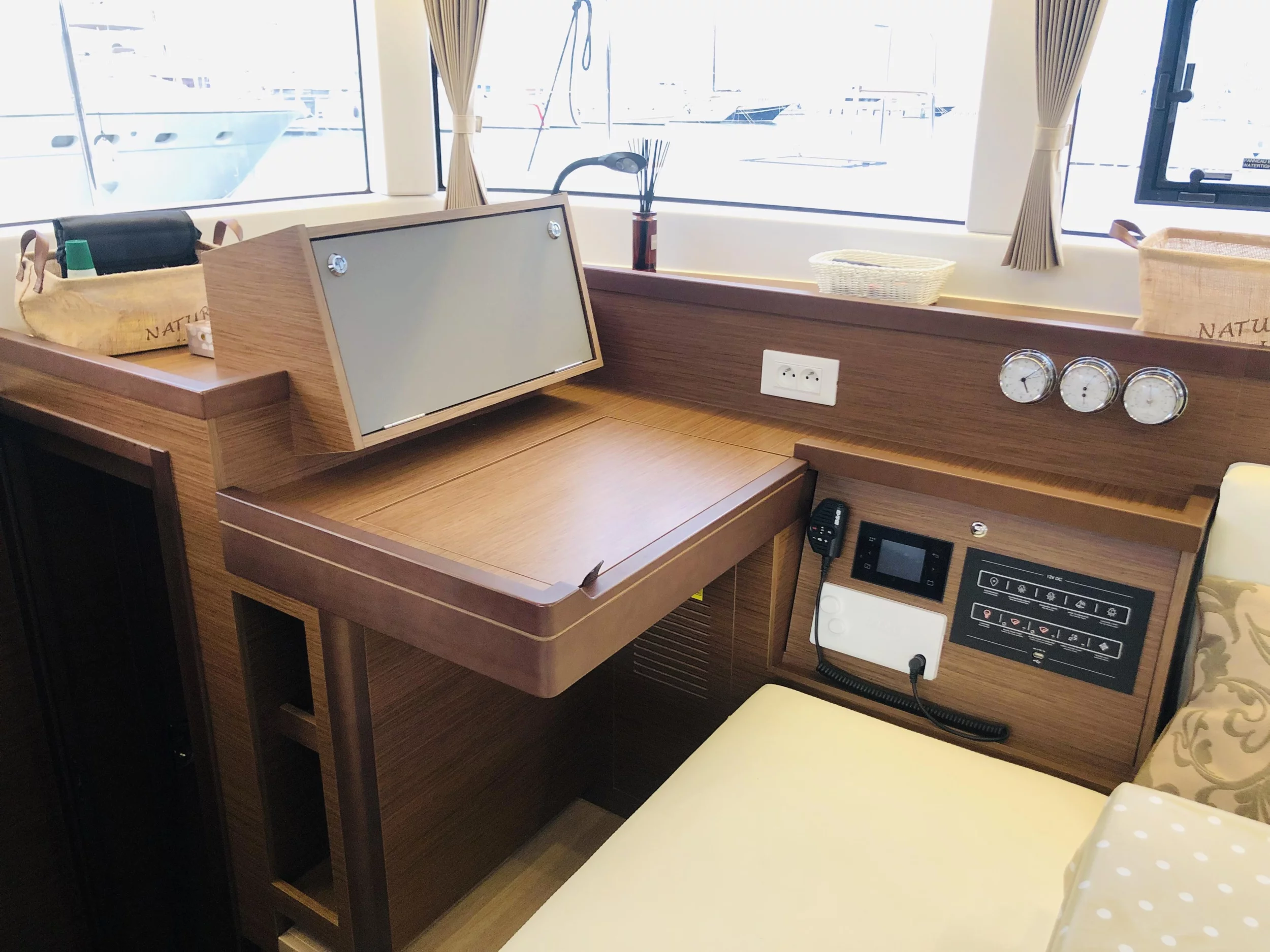 Lagoon 40 (Samana - Standard line) Dinette - 11