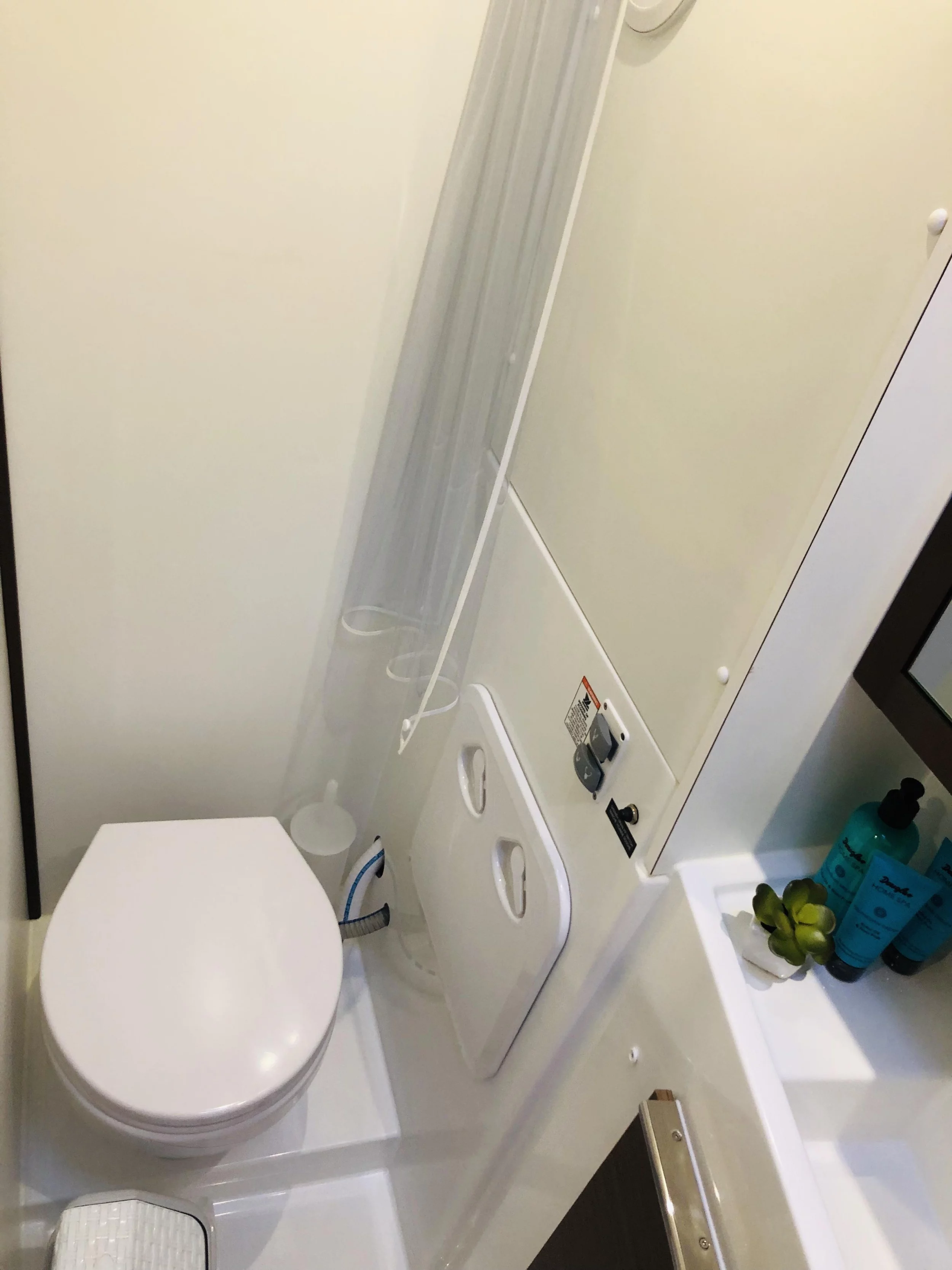 Lagoon 40 (Samana - Standard line) Toilet - 1