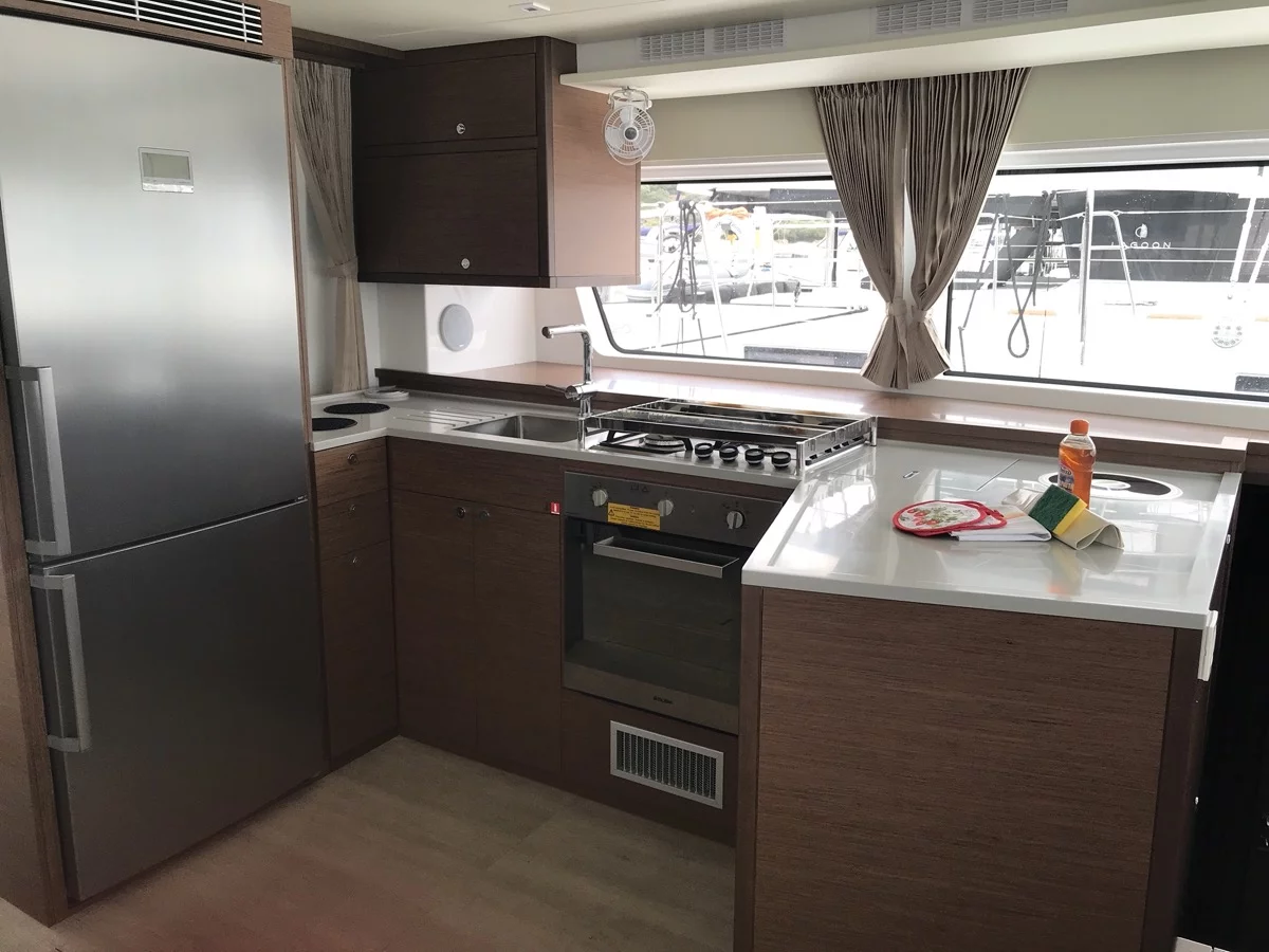 Lagoon 52F - 6 cab (Dugongo II (PTP)(6 cab + 1 crew) (, WM, , Inverter, Tender Lift))  - 12