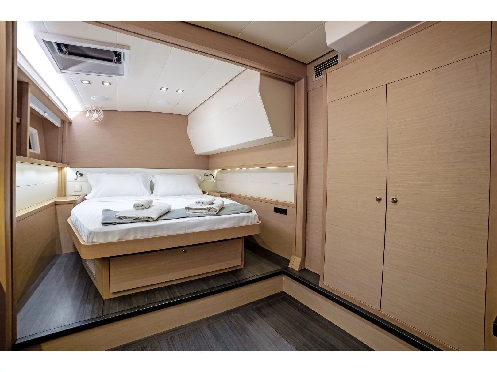 Lagoon 52 (White Pearl) Interior image - 8