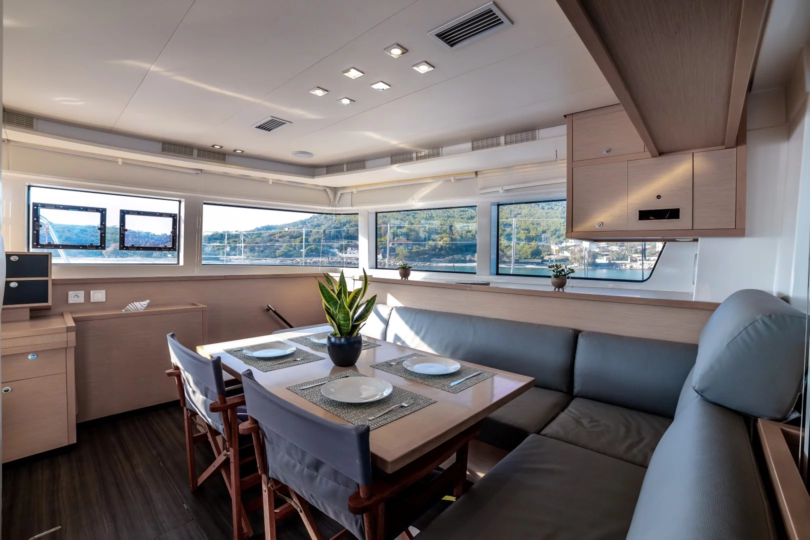 Lagoon 52 (White Pearl)  - 1