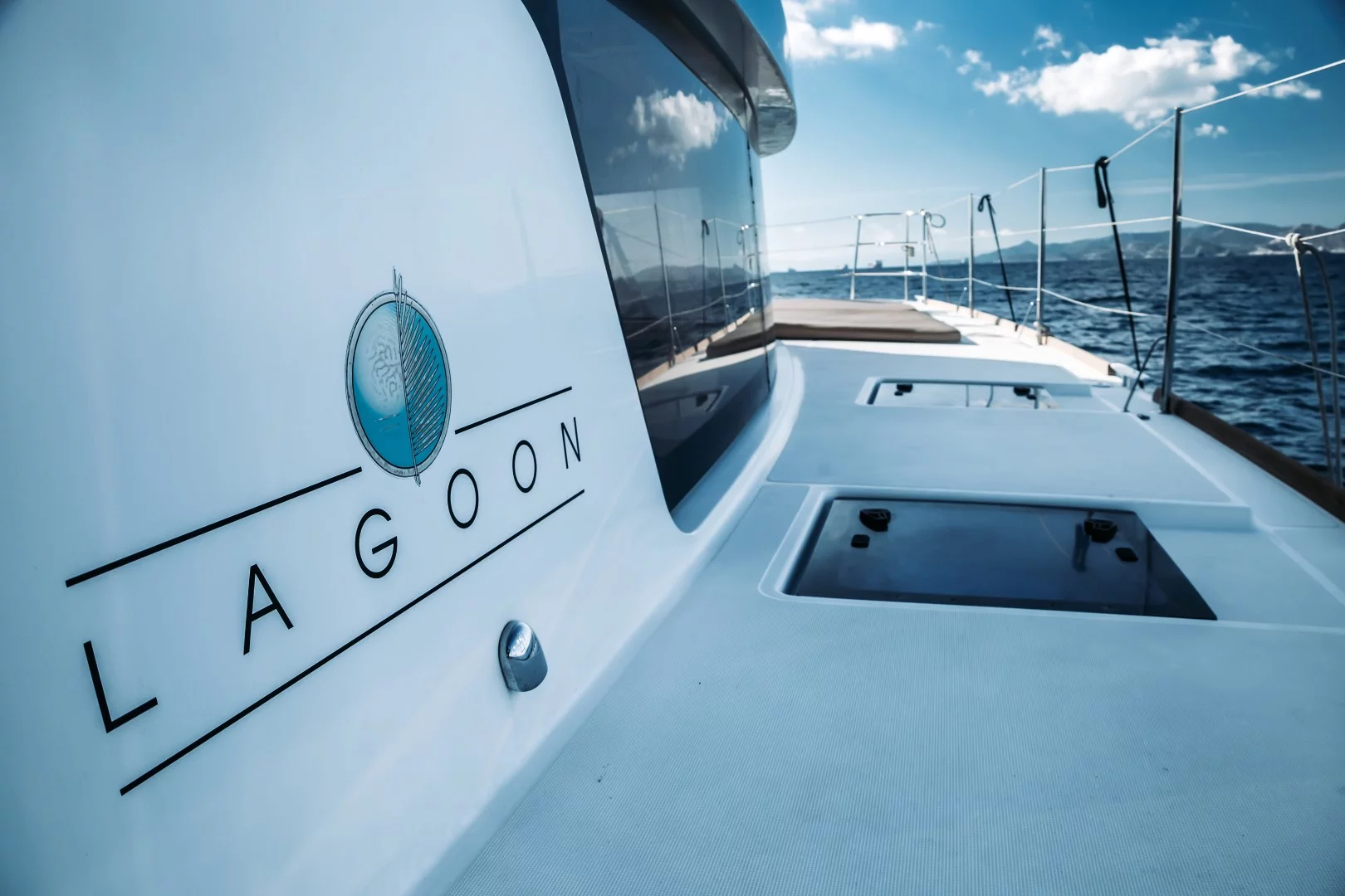Lagoon 52 (White Pearl)  - 24