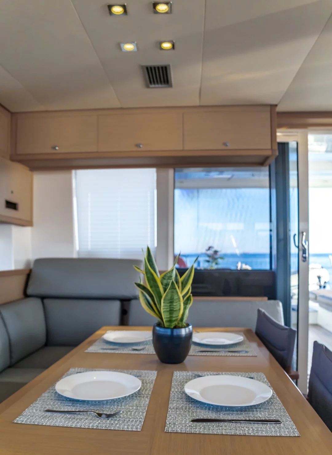 Lagoon 52 (White Pearl)  - 4