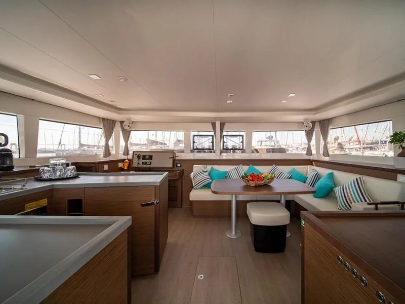Lagoon 450  Flybridge (ANNIE (generator, air condition, water maker, 2 SUP free of charge)) Interior image - 10
