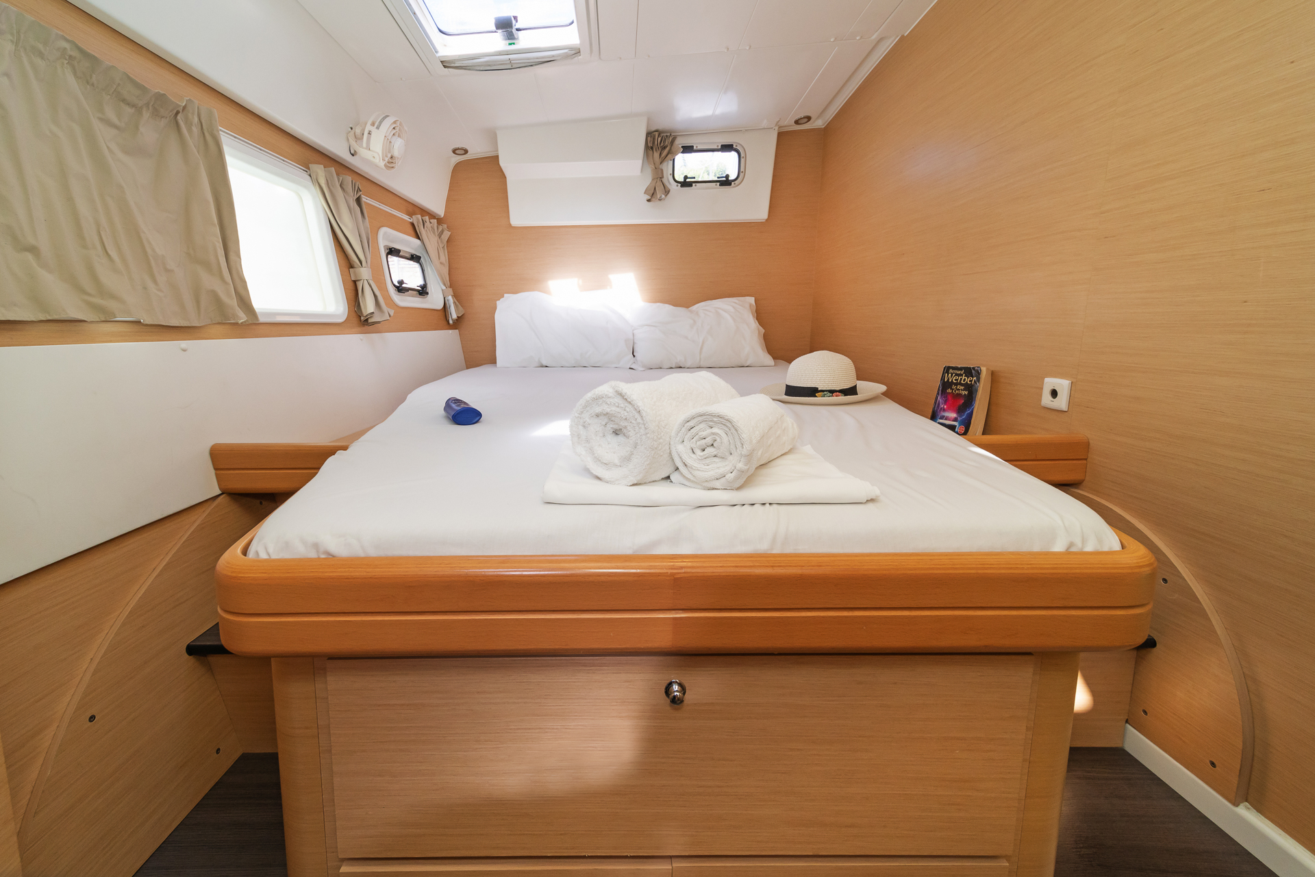 Photo #4 - Lagoon 421 - GEN (Silverstar II) in Lavrion - 14377