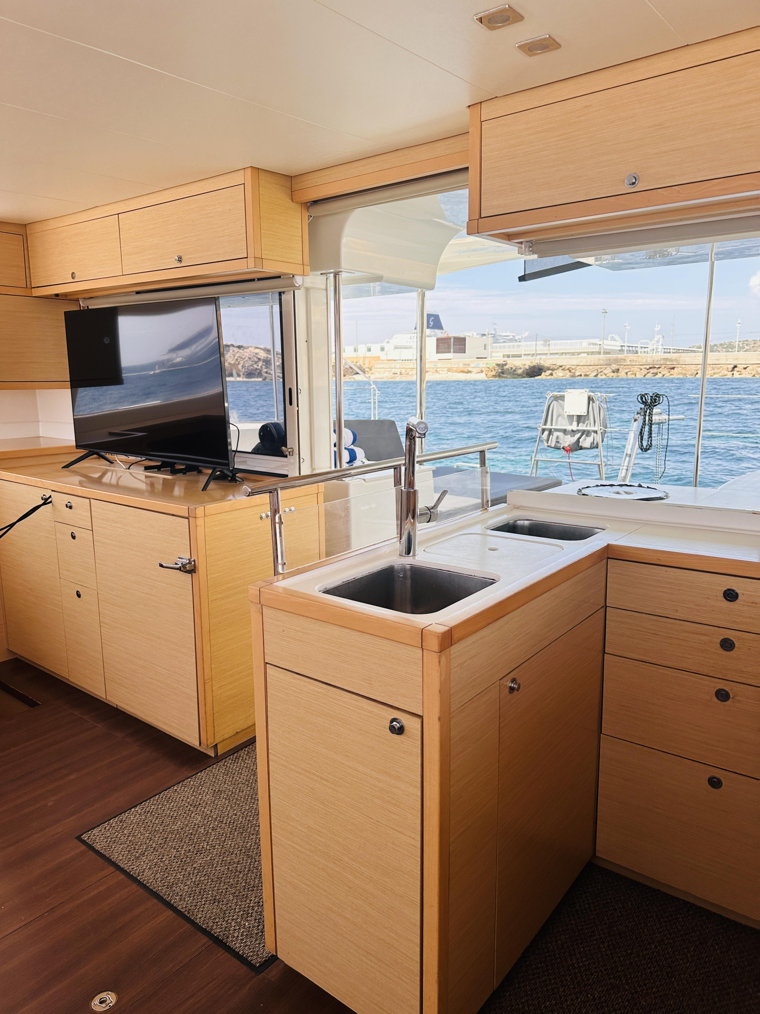 Photo #10 - Lagoon 450 Flybridge (Fornes) in Talamanca - 15848