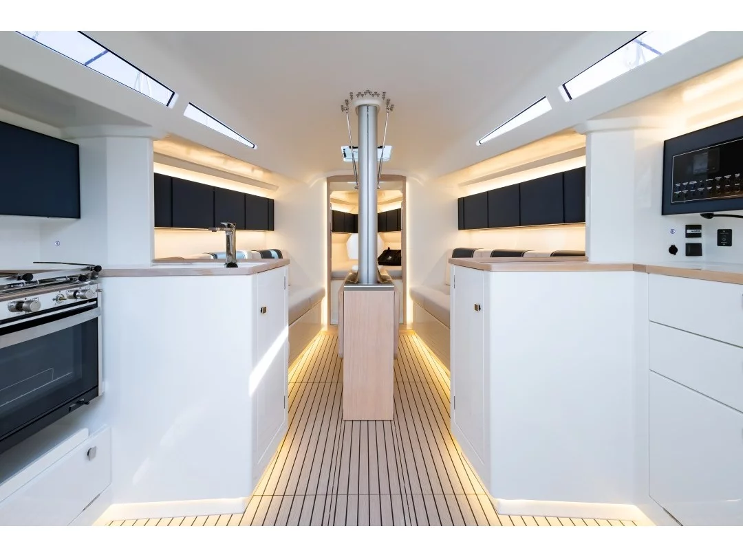 Italia Yachts 11.98 (Susano'o) Interior image - 4