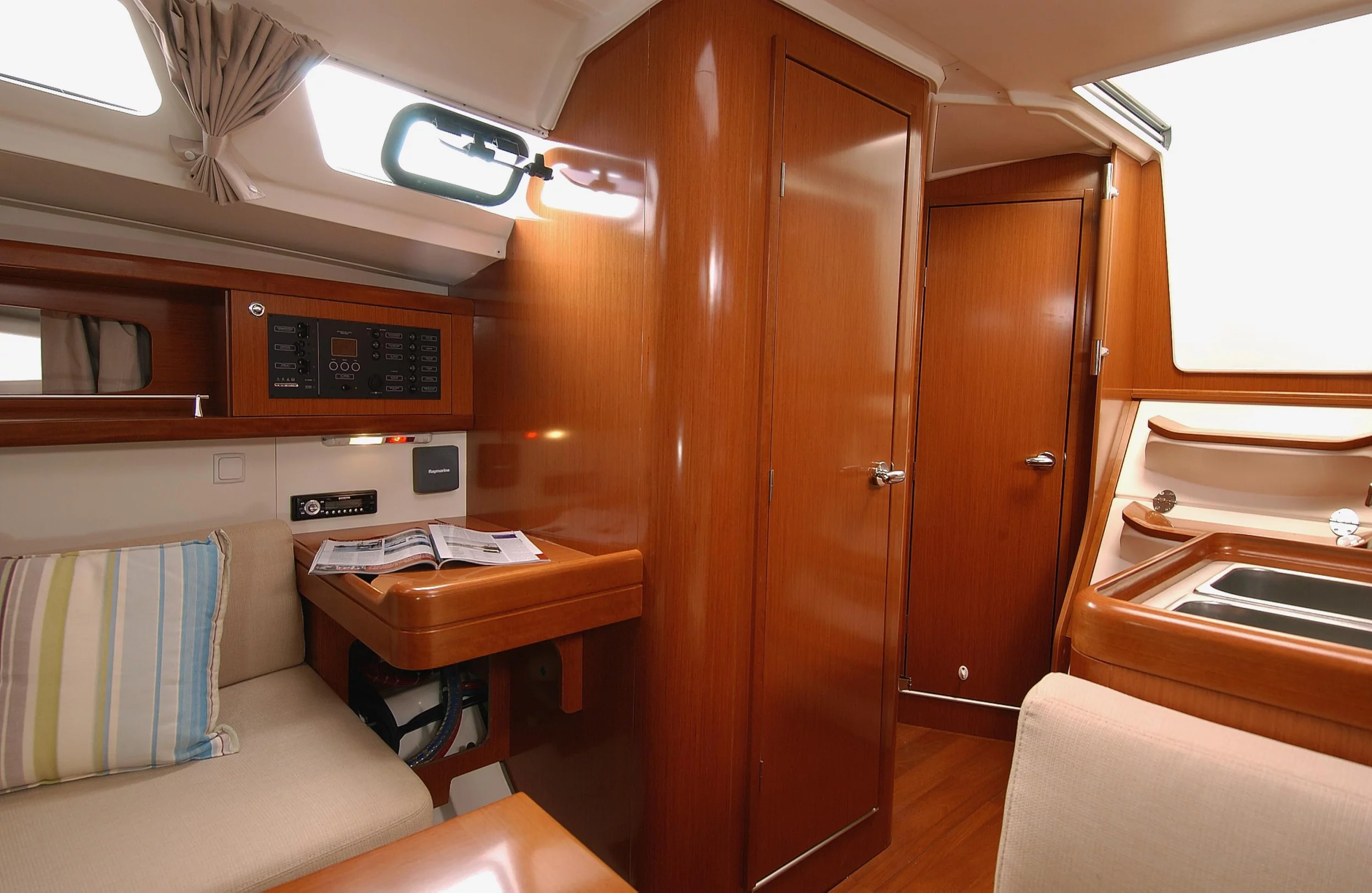 Oceanis 34 (Fun Five)  - 11