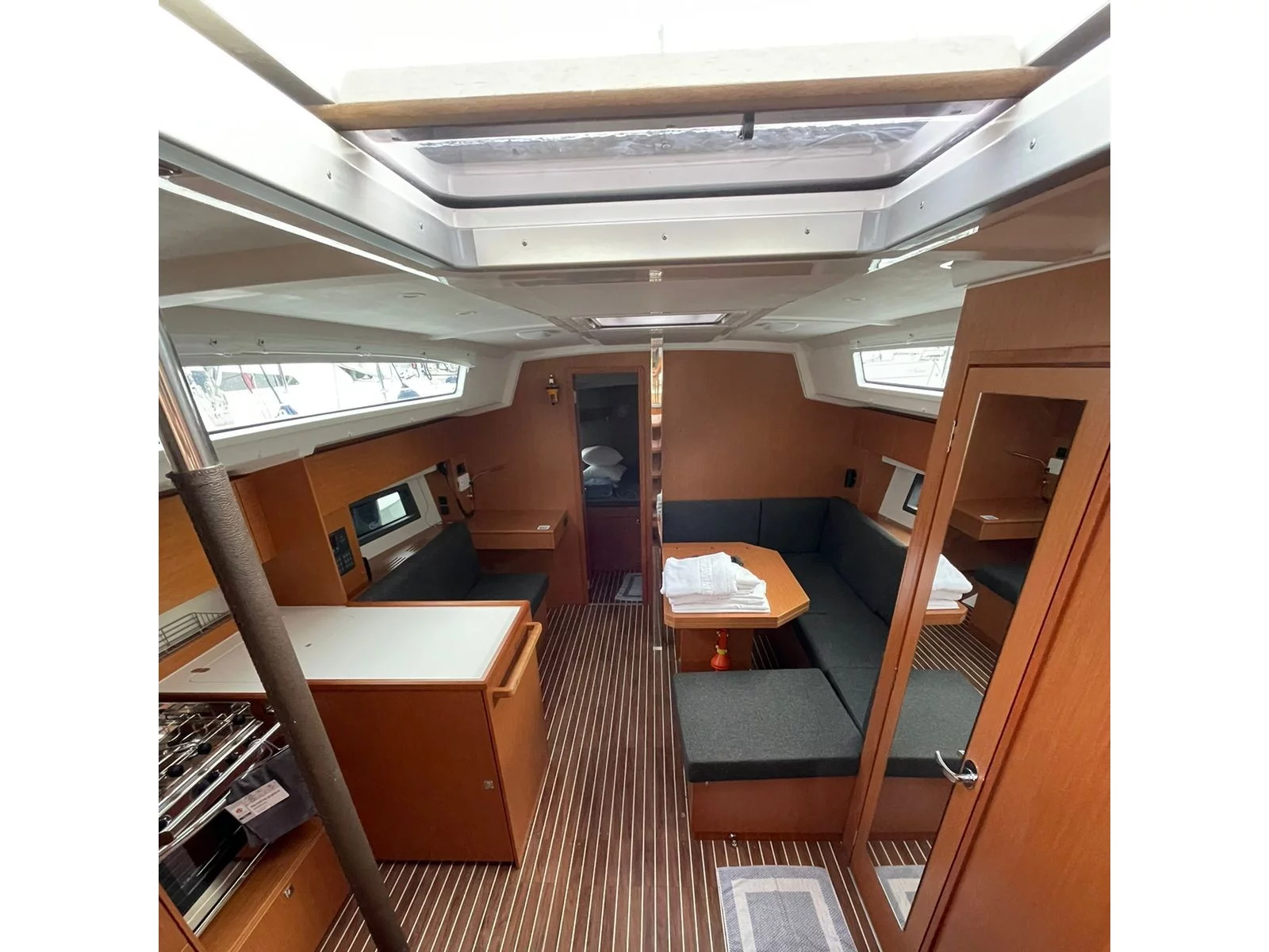Bavaria C42 (Kimon) Interior image - 14