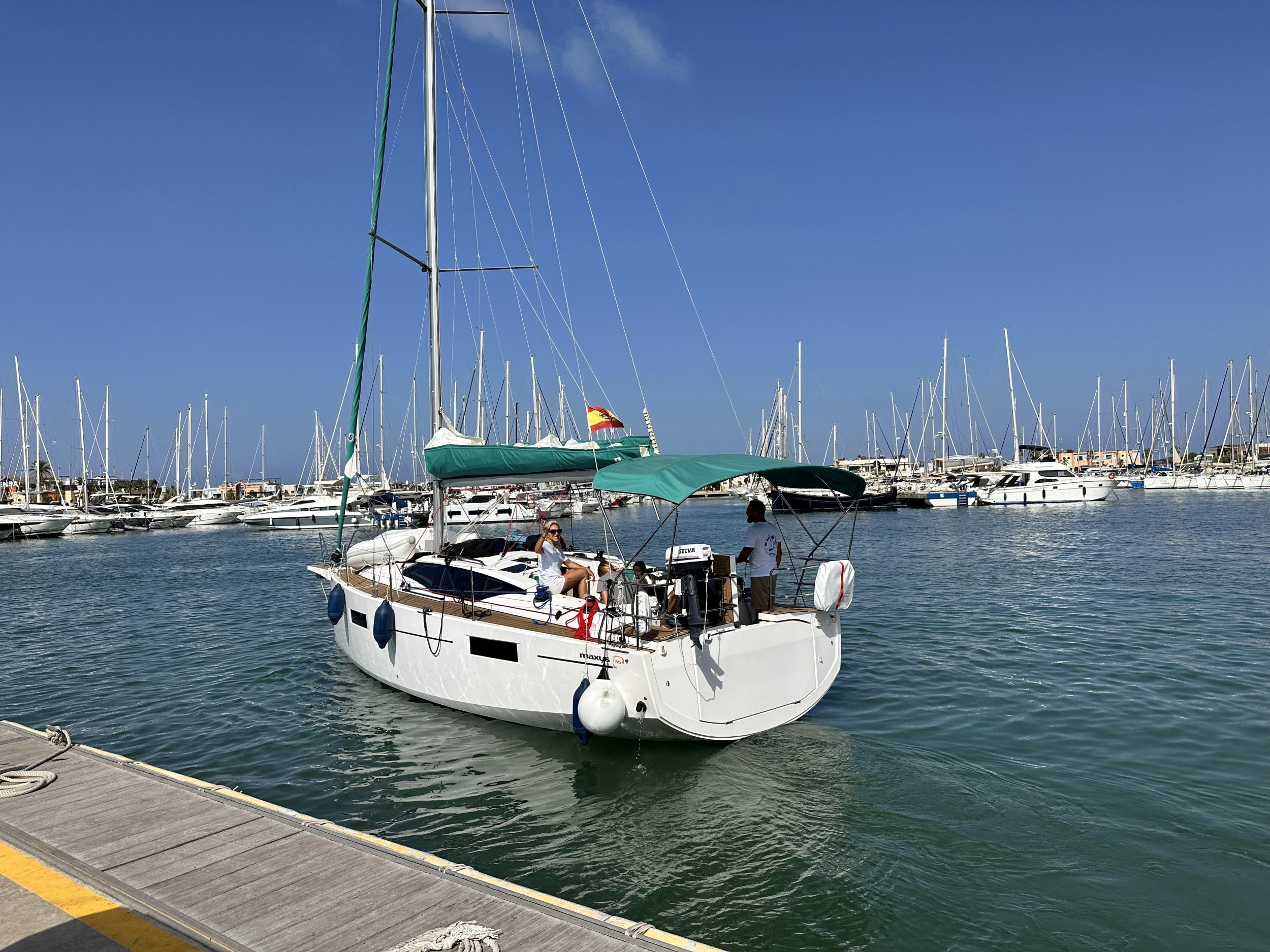 Photo #81 - Maxus 35 (see with our base extra options availability as Air Conditioned) (Angelmiles 1) in Valencia - 18976