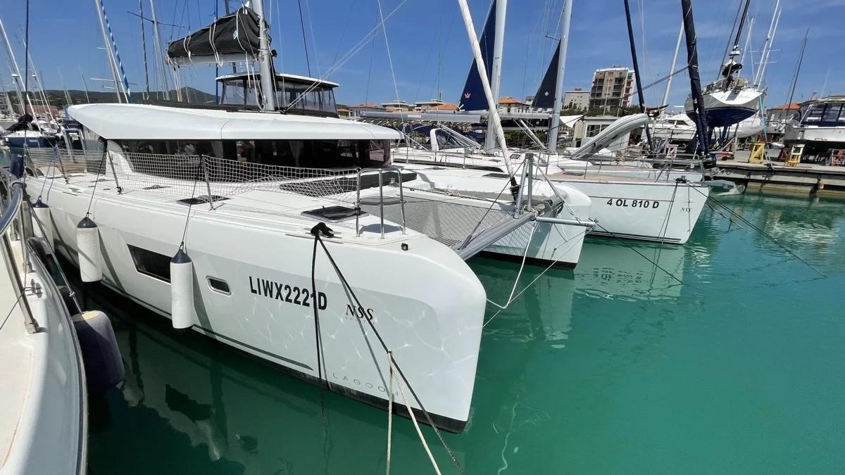 Lagoon 42 (Bellatrix)  - 11