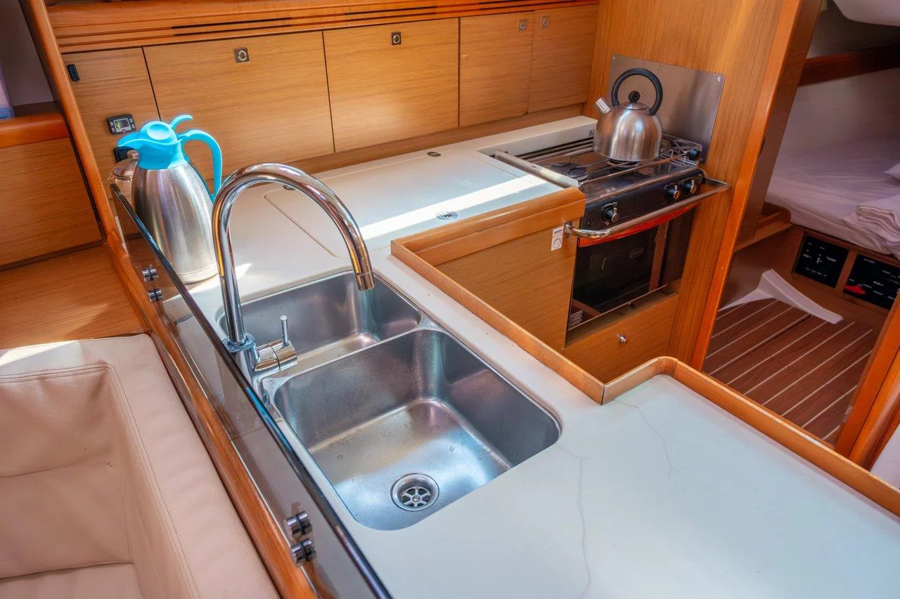 Sun Odyssey 42i (Winter Breeze)  - 4