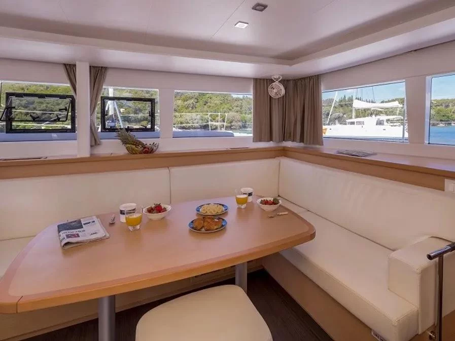 Lagoon 450  Fly (GIN TONIC (generator, air condition, water maker, bowthruster, 2 SUP free of charge)) Interior image - 3