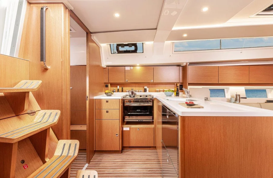 Bavaria C45 Style (Amaryllis)  - 12