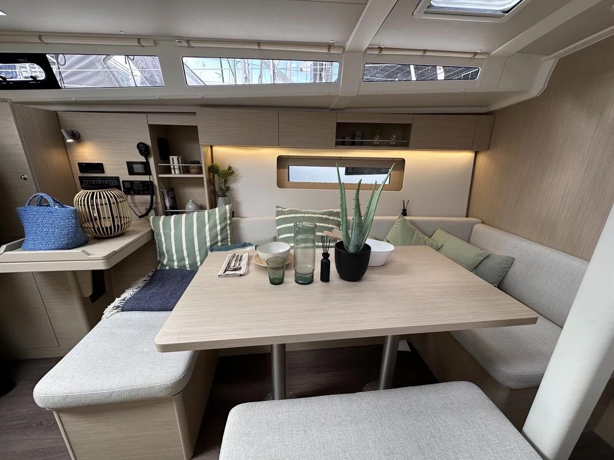 Oceanis 37.1 (Vega) Interior image - 3