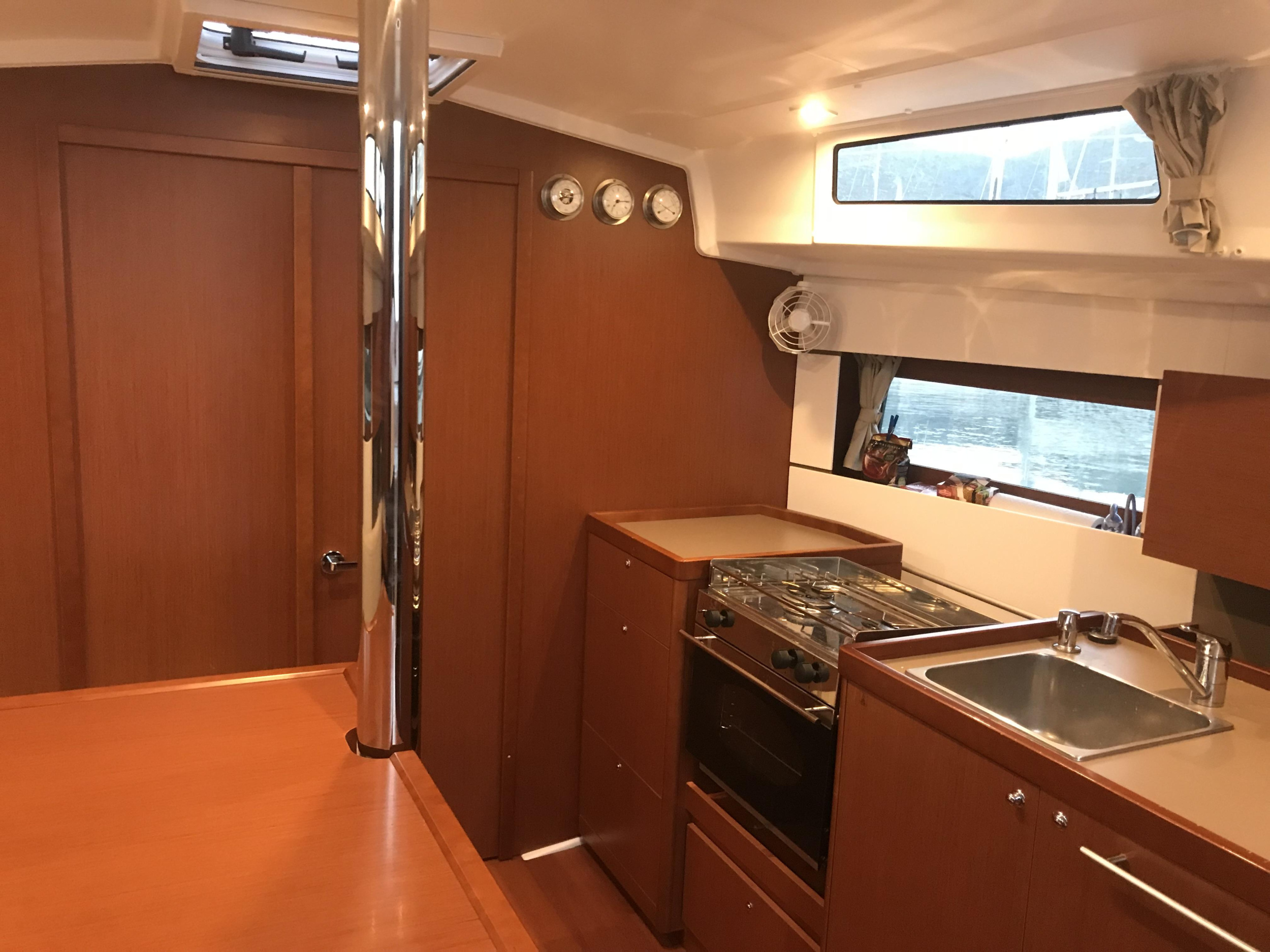 Photo #4 - Oceanis 38.1 (Baby Dory) en Baska Voda - 17394