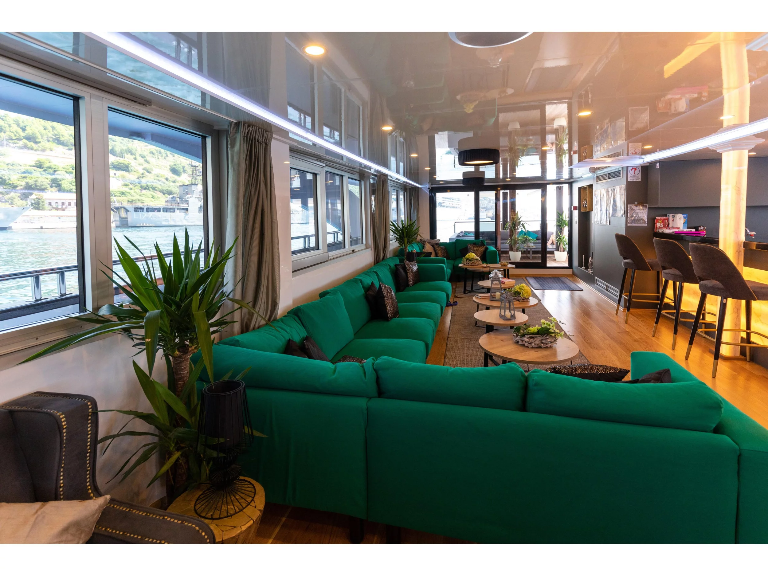 Luxury Motor Yacht (Antaris) Interior image - 11