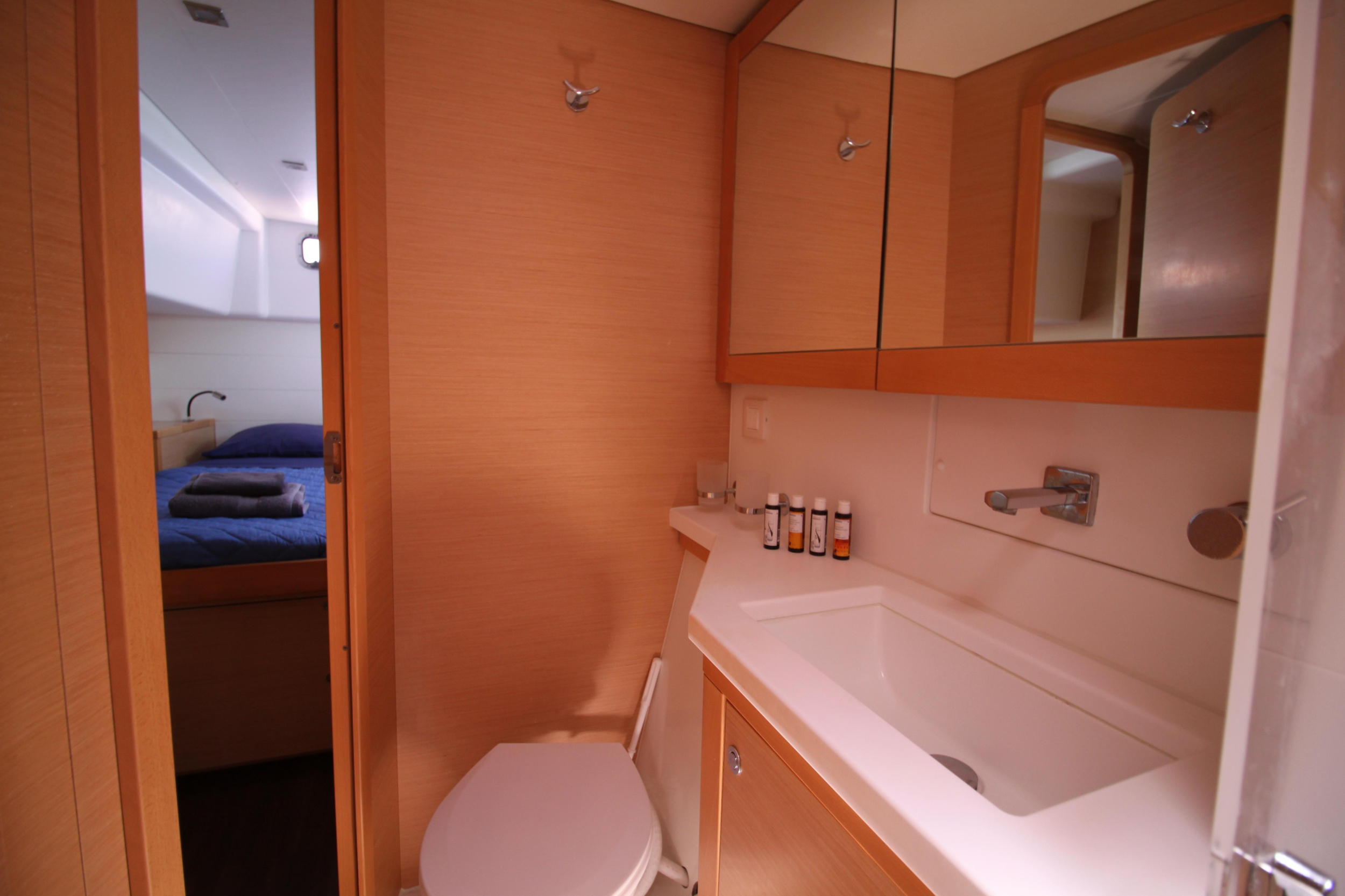 Photo #6 - Lagoon 450 (Baccarat - ( - - Refit 2021)) in Athens - 17272