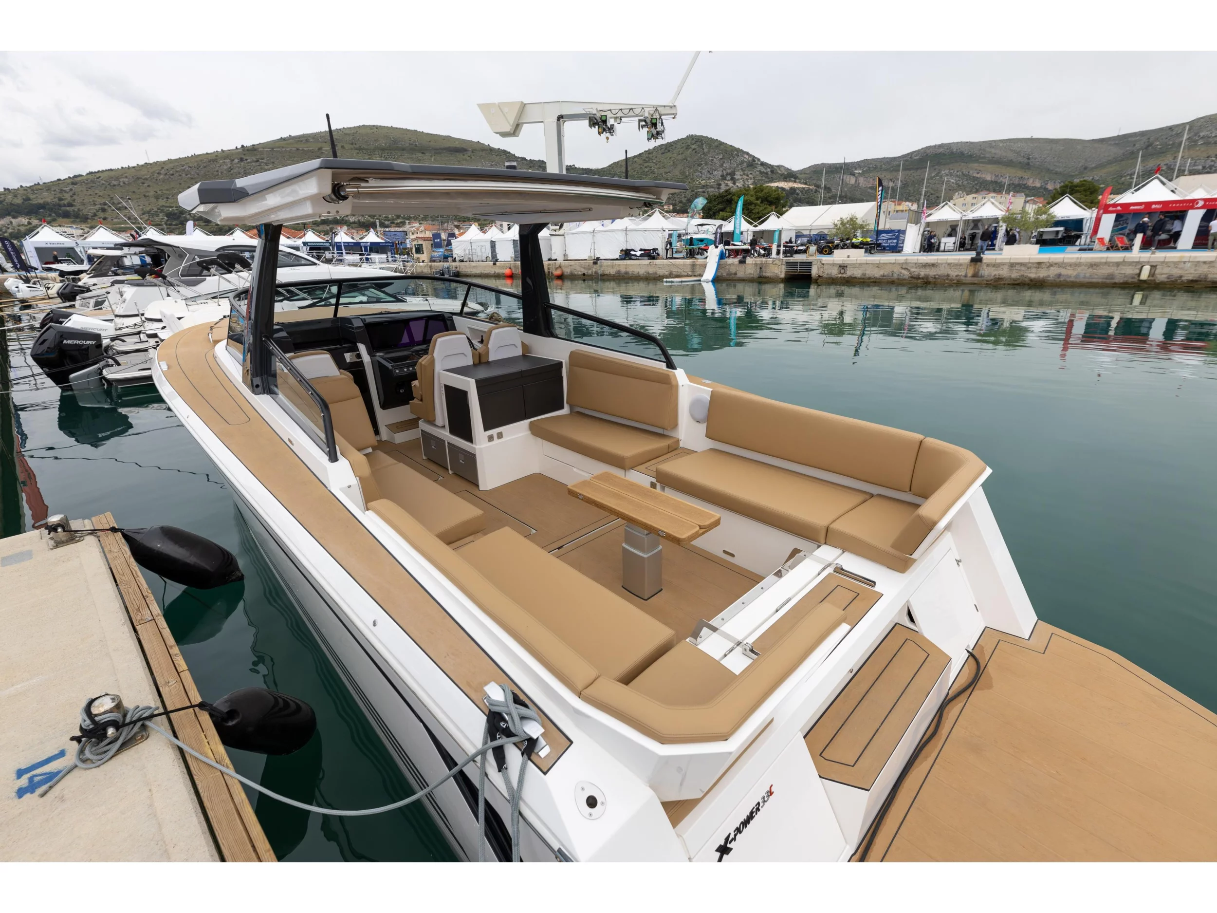 X Power 33C (XPOWER 33) Interior image - 8