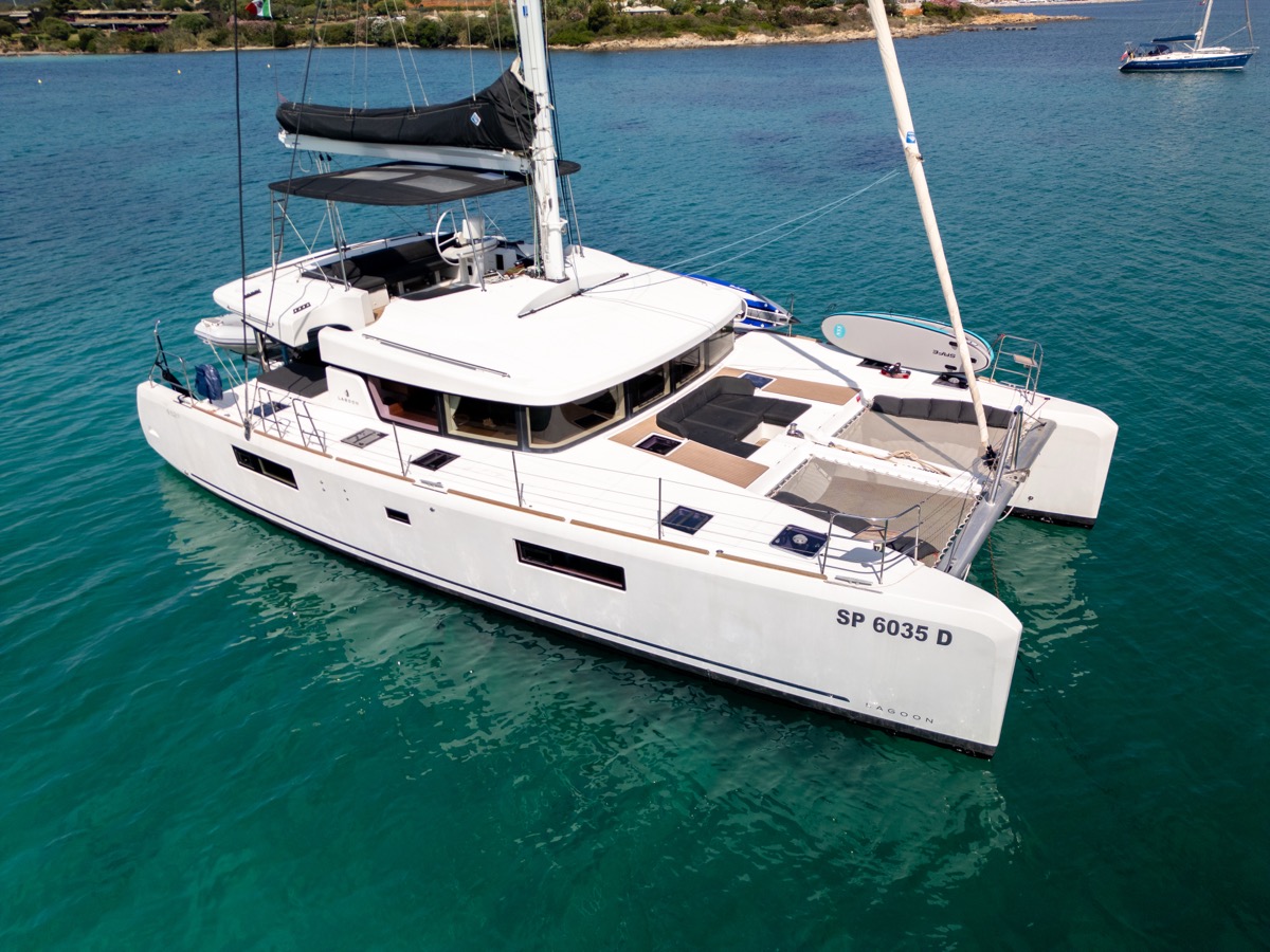 Photo #1 - Lagoon 52F (5 cab) (Big Mama (AC, WM, , Inverter, Tender Lift)) en Portisco - 8541