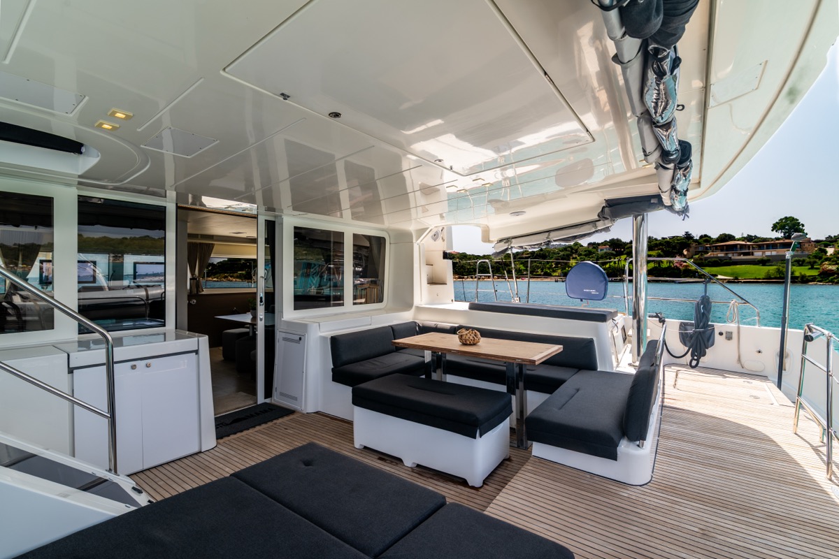 Photo #23 - Lagoon 52F (5 cab) (Big Mama (AC, WM, , Inverter, Tender Lift)) en Portisco - 8541